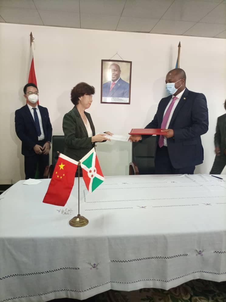 Urumuri News - ️🛫🚧Signature du projet portant... | Facebook