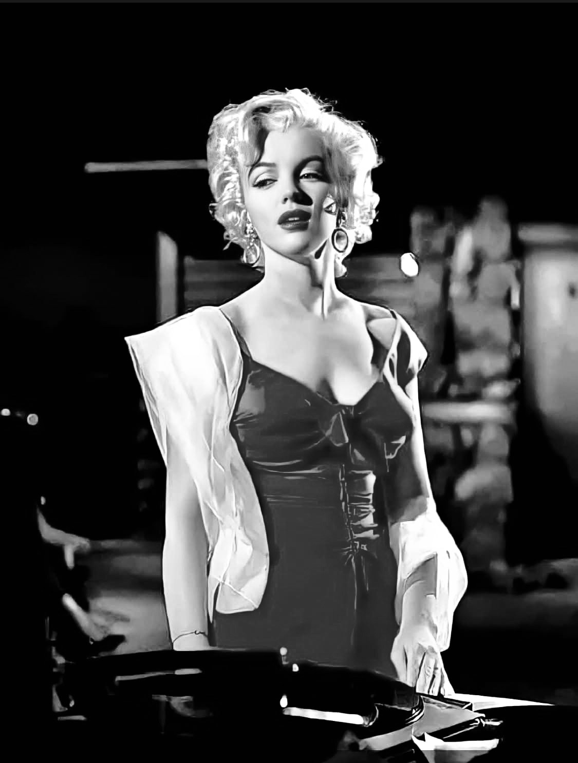 Marilyn Monroe wearing a 1950s cocktail dress