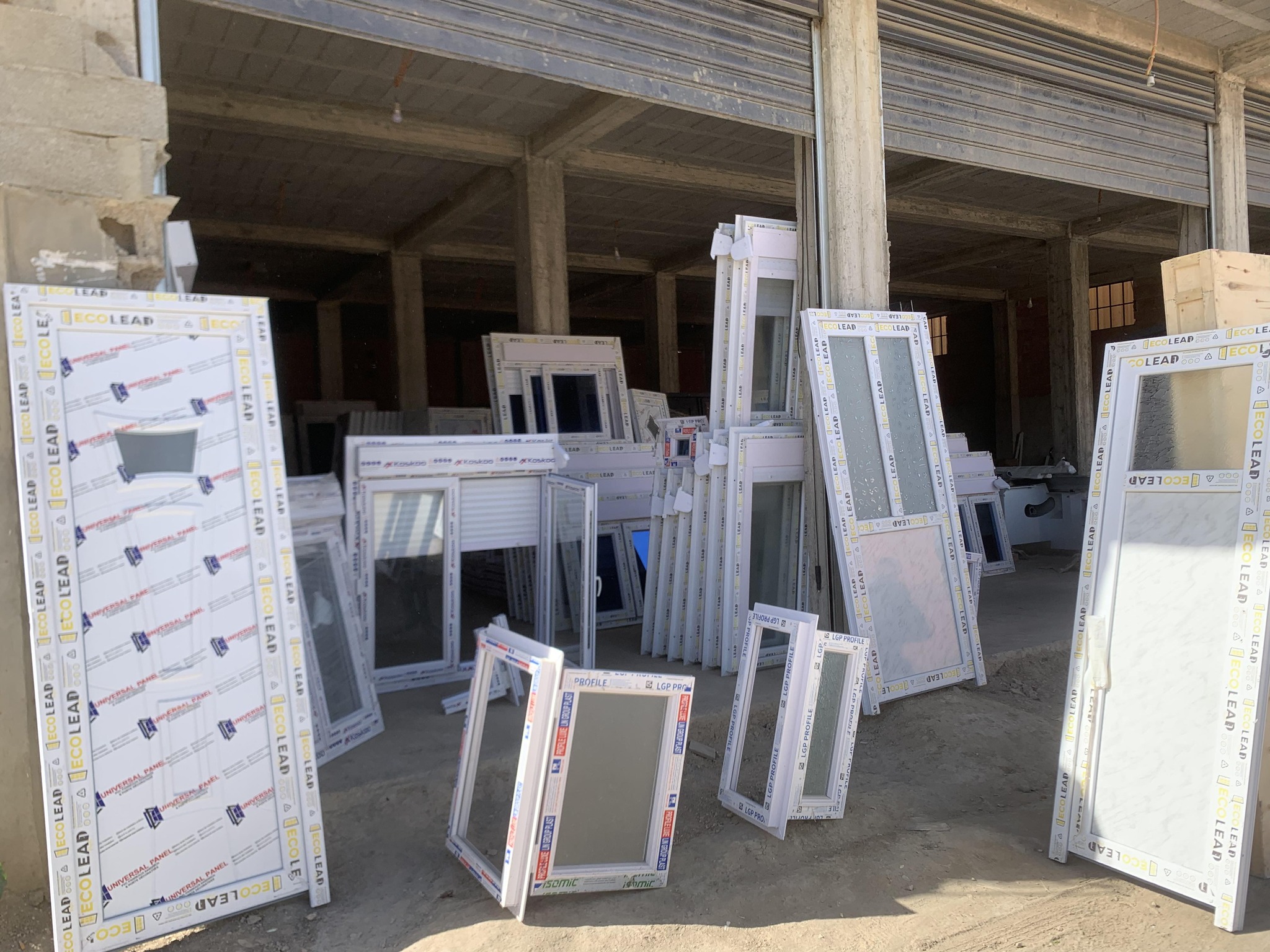 كاين جديد عند الأنيق! أبواب ونوافذ PVC ولا أروع عازلة للصوت والبرد ...