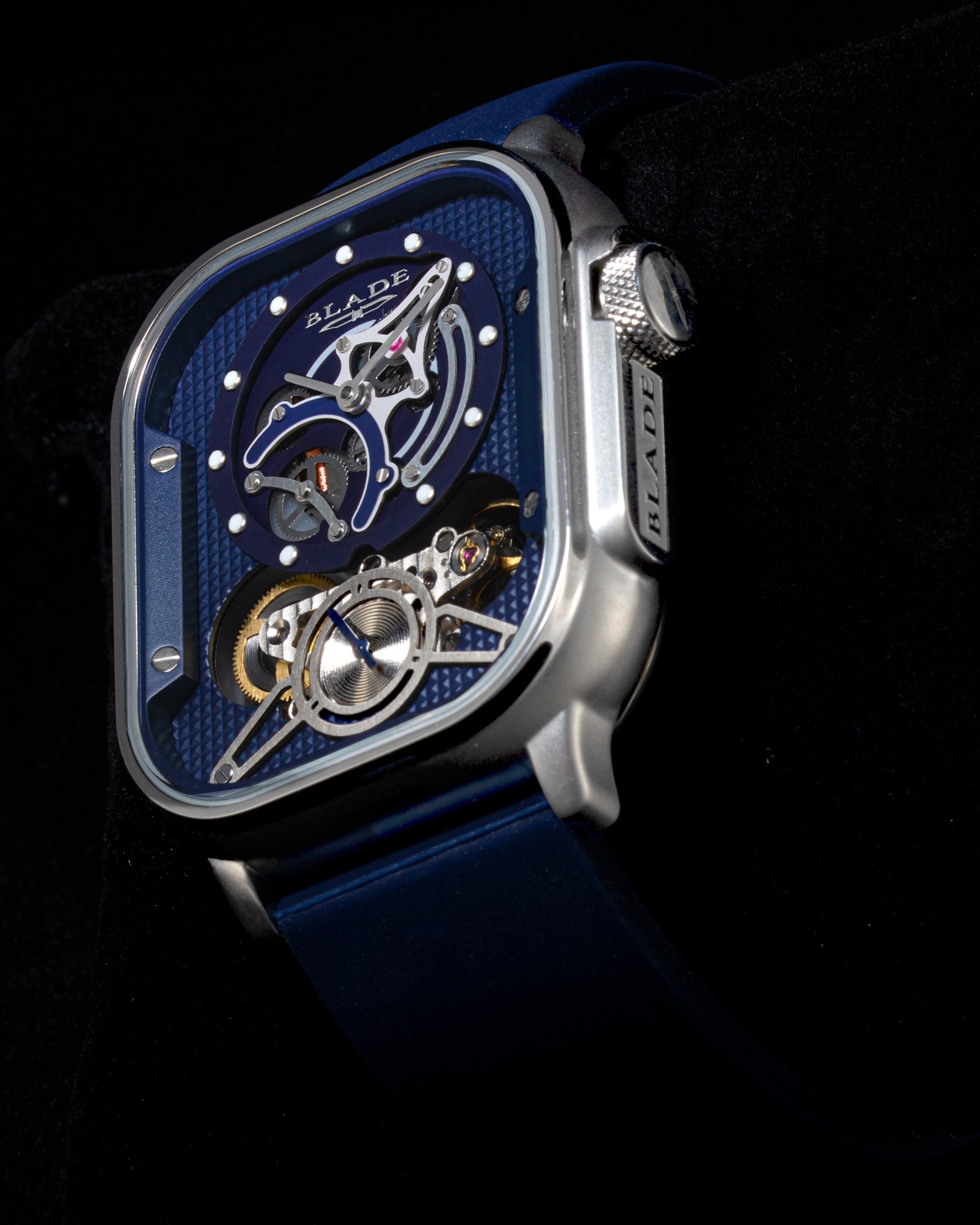 Immerse yourself in the BLADE Sting Blue — your wrist