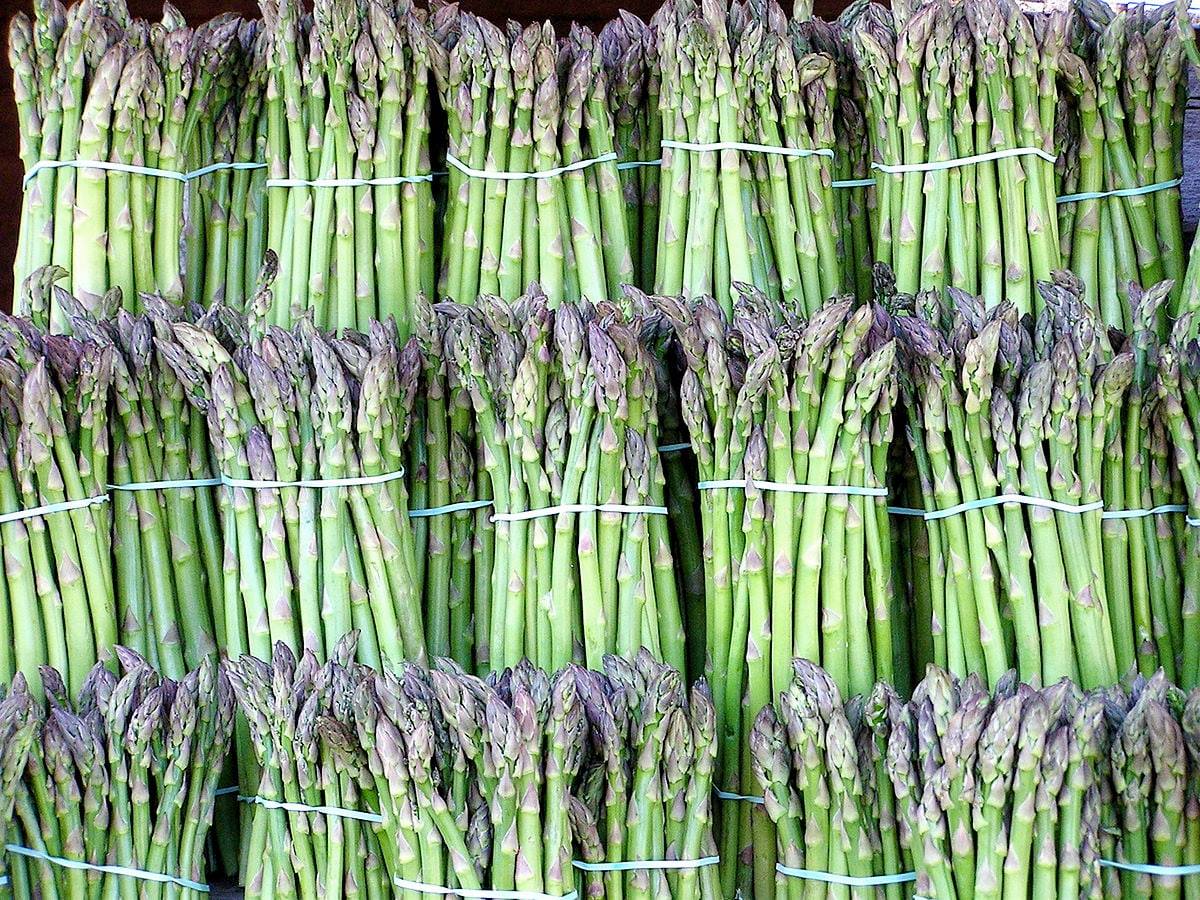 Asparagus packs these benefits for gut and heart health 👇