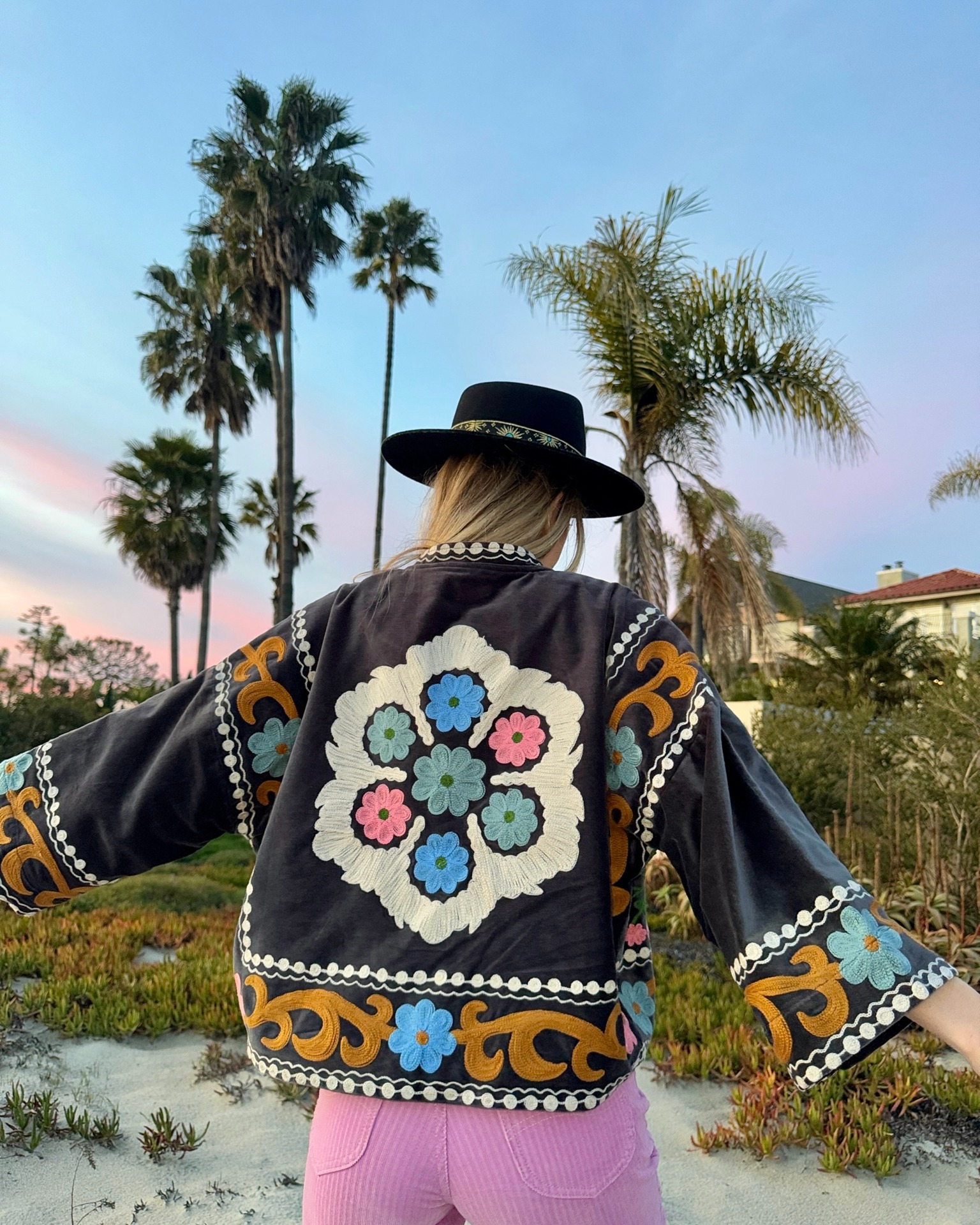 LA boho vibes all the way! ✨? The effortlessly cool Amber Jacket 