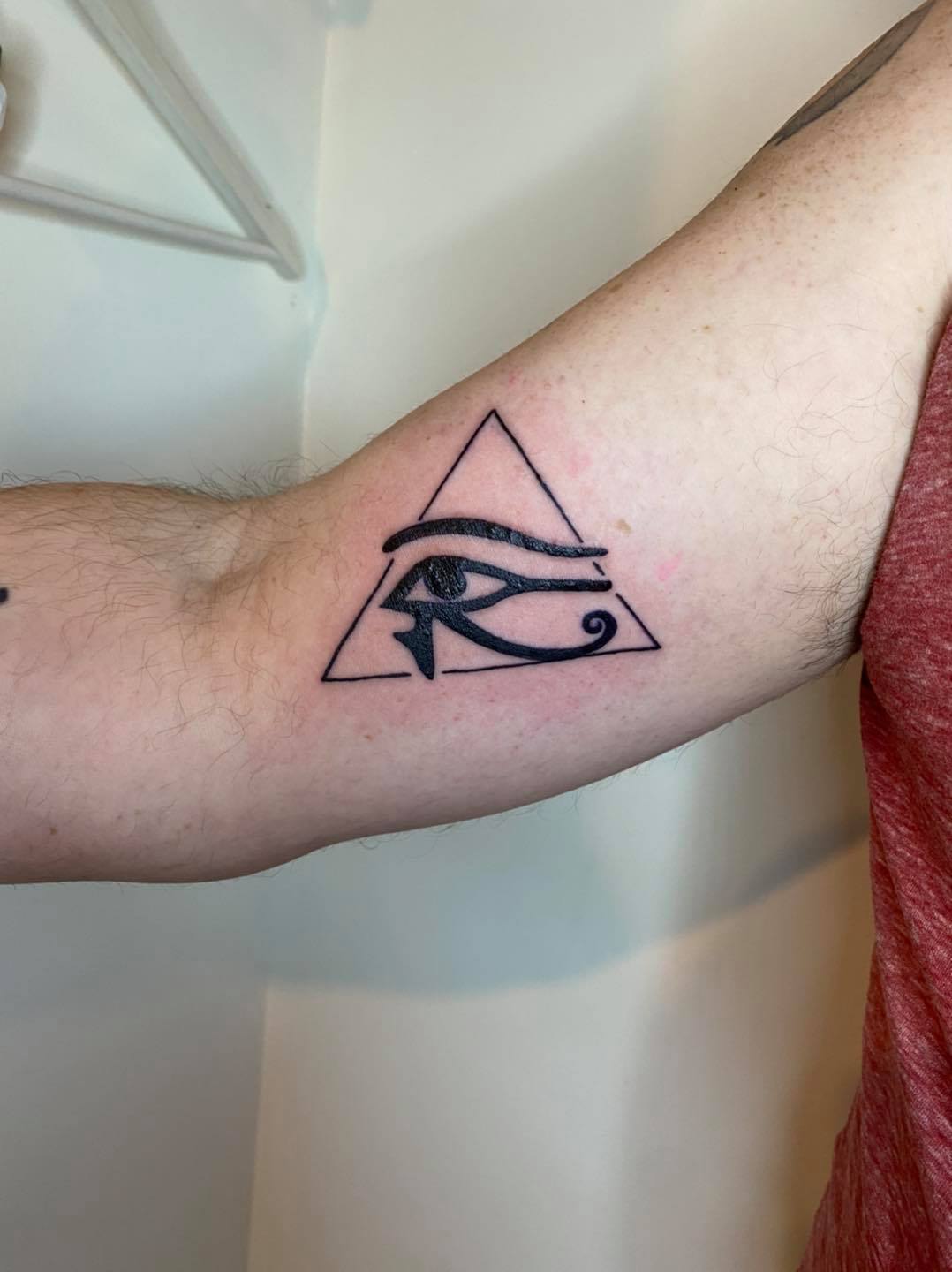 Tatouage Oeil D horus Dans Un Triangle