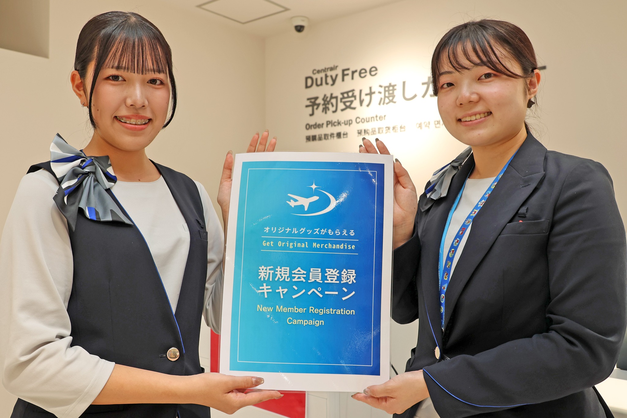 こんにちは、セントレアです。3階チェックインカウンター上でお客様を