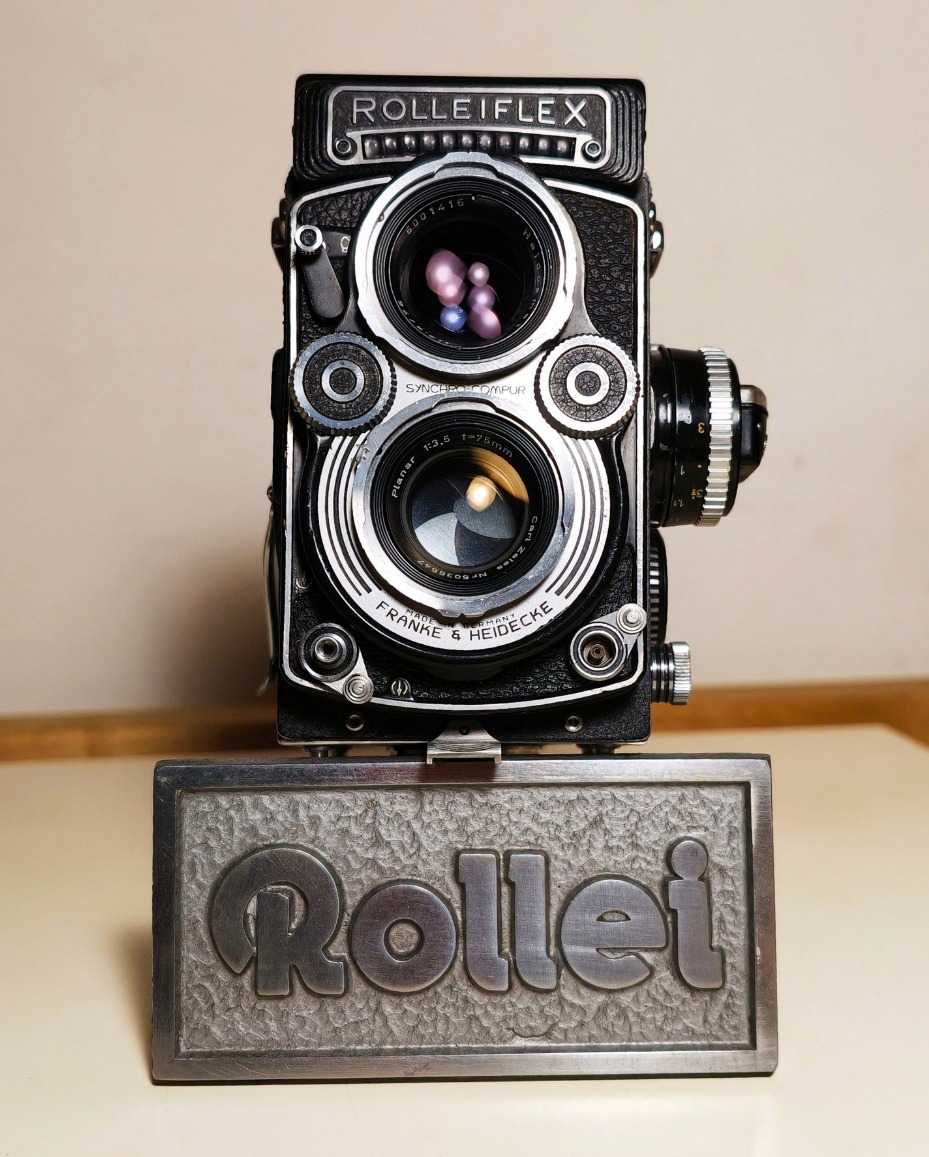 Rolleiflex 3003 camera with Carl Zeiss Planar 1.4/85 lens