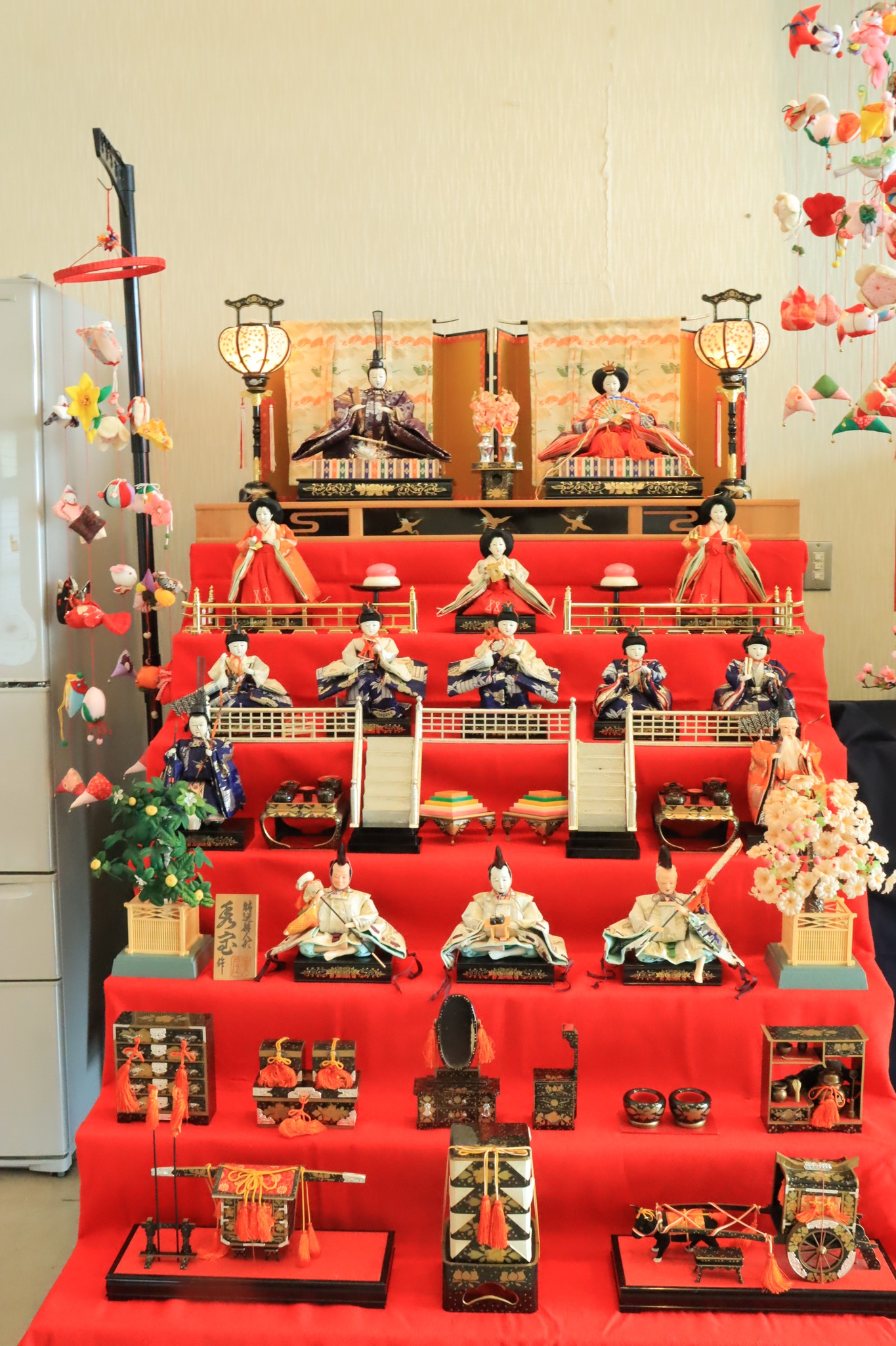 ◇◇街を彩る雛飾り🎎◇◇ 市内には、早くも春の彩りが見え始めました