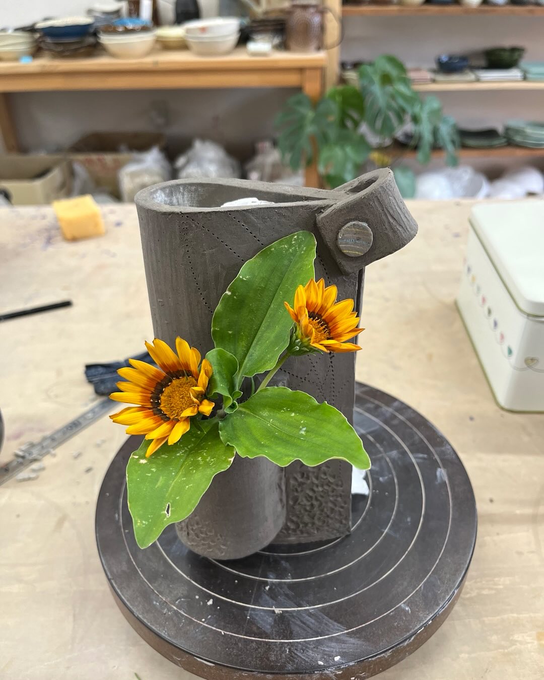 ブック型お花入れ 一輪挿し出来上がり〜〜 裏のお花🌼チョキ、😆 手