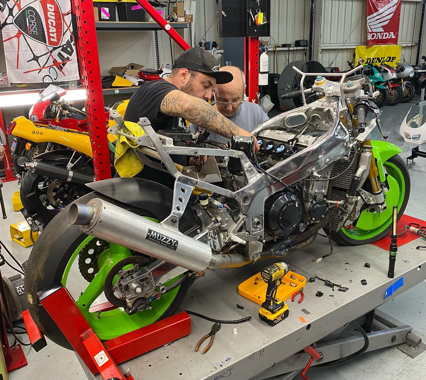 The guys are tag teaming the Scott Russell ZX7R. . Pretty simple