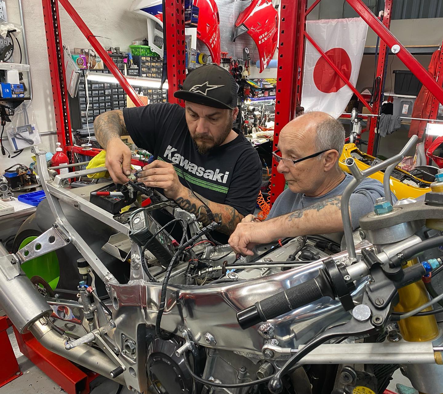 The guys are tag teaming the Scott Russell ZX7R. . Pretty simple