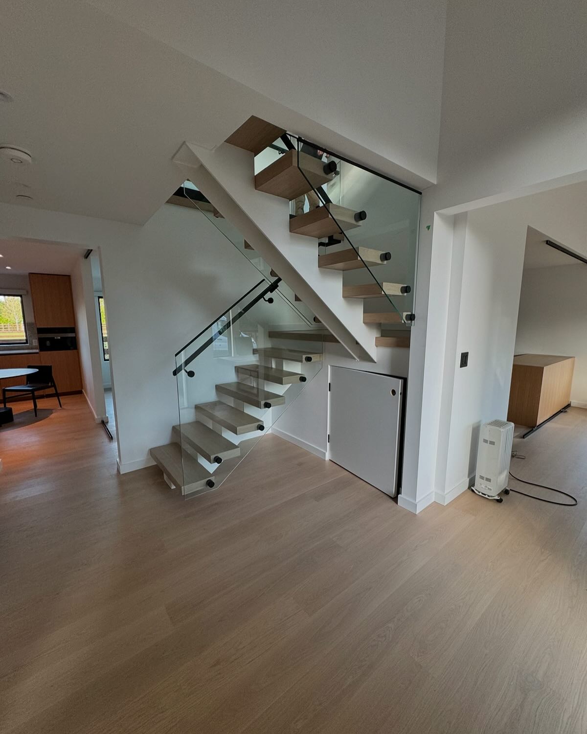 bc modern stairs glass: Sleek, Light-Filled Design for Contemporary Spaces