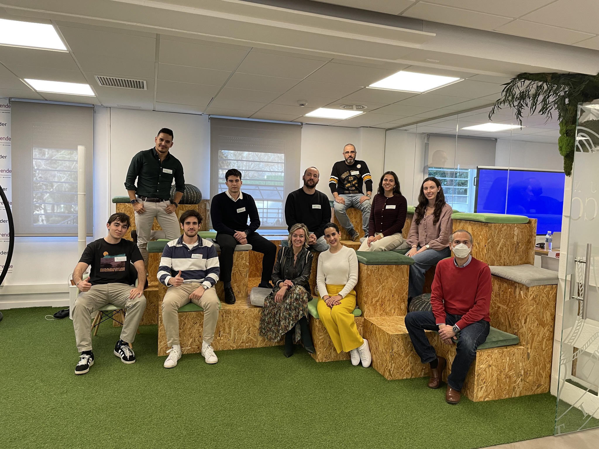 Compluemprende - 📸 Foto de grupo con los participantes de la primera ...