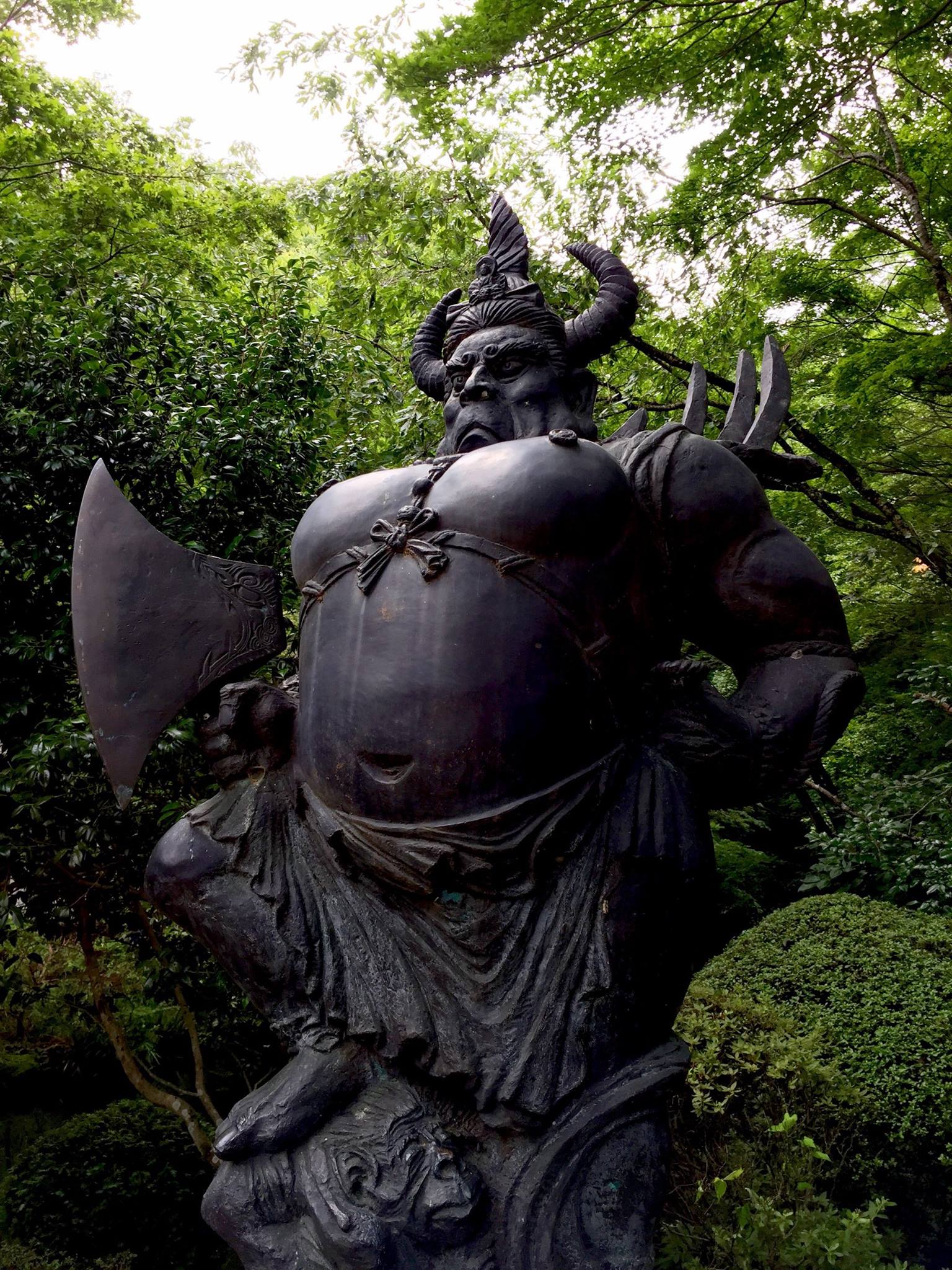 竹寺 - 竹寺にある牛頭天王のブロンズ像。足元にある穴に手を入れると