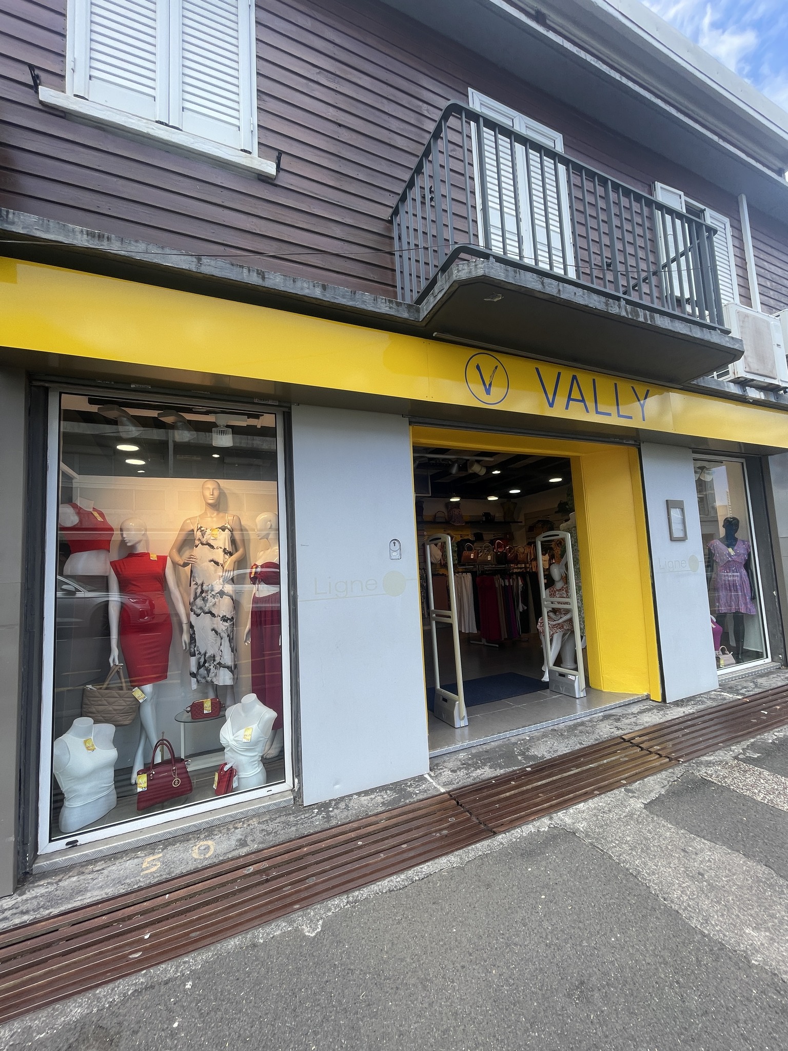 VALLY - 🌸 Votre boutique de Saint-Joseph vous ouvre ses... | Facebook