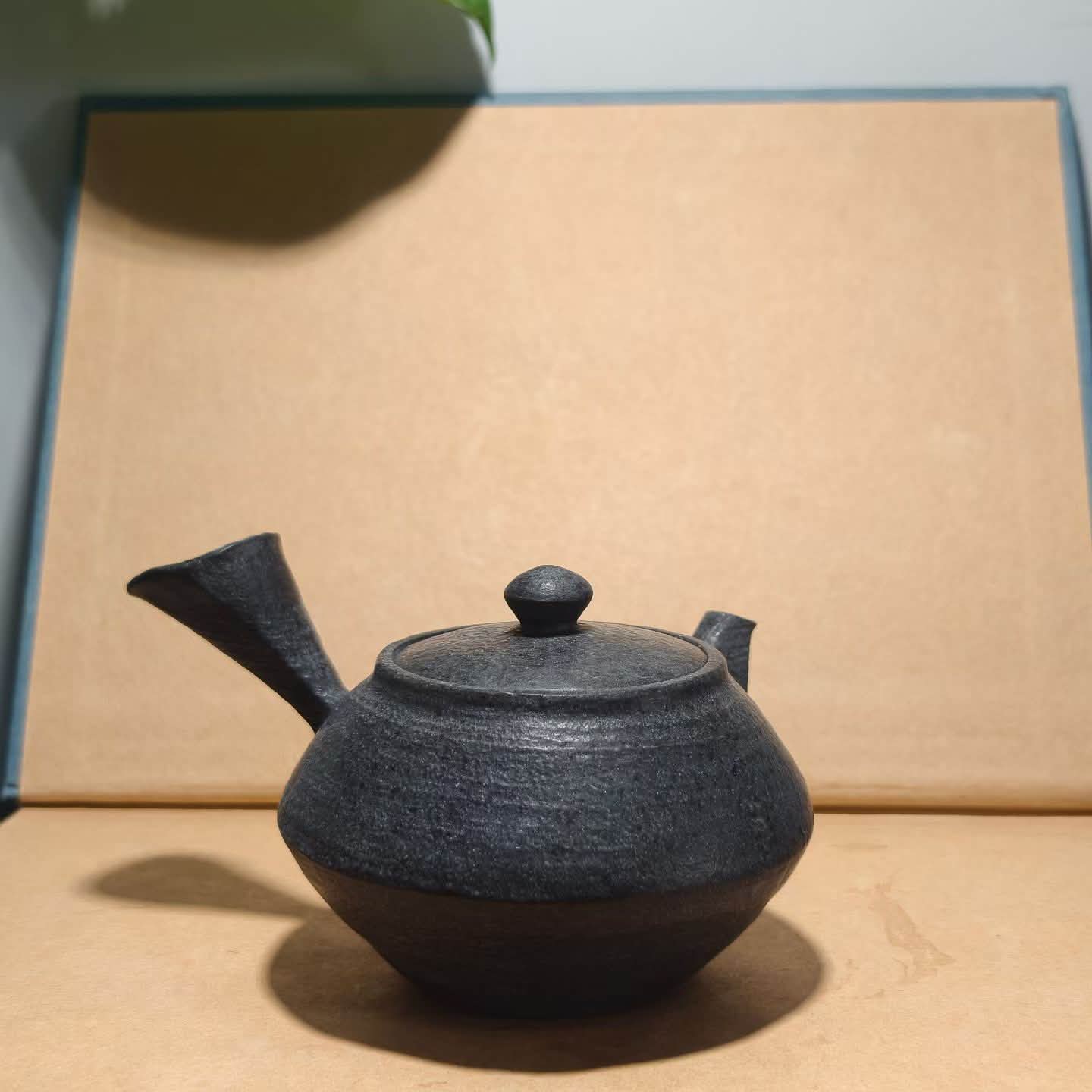 这把冰碛岩随型壶，是大自然亿万年雕琢的“茶中孤品”—— 原石肌理粗犷又