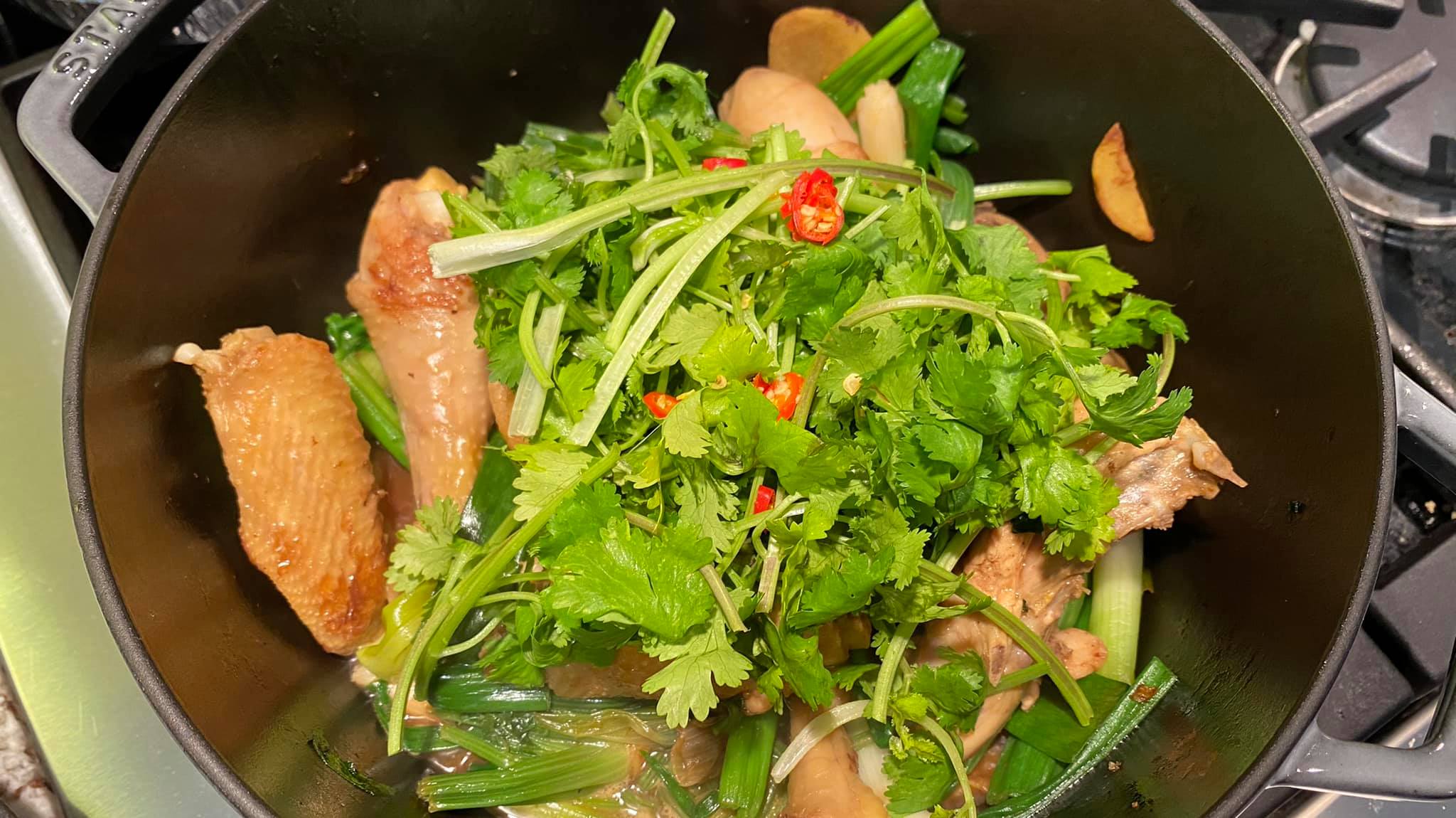 辣黃油雞煲(火鍋)，加入大量薑蔥，大火煎封雞件加芫荽讚入米酒，冚... - 多倫多 煮.食 Eat/Cook with Mi