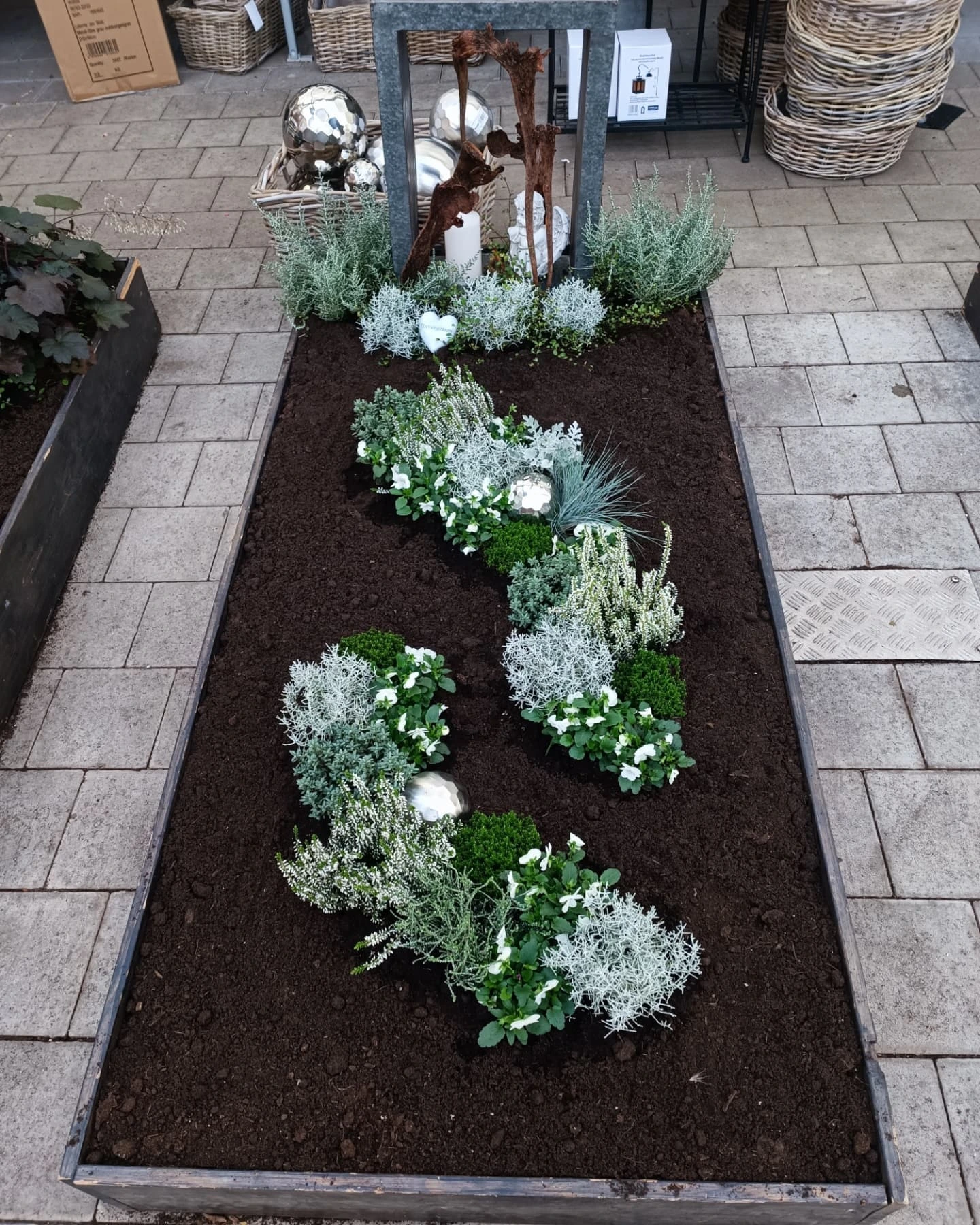 Mustergräber🌹 Euch fehlen Ideen wie ihr eure Gräber neu Gestalten könntet nun dass es kälter wird? Bei uns findet ihr inspirierende Mustergräber und die passenden pflanzen dazu. Falls ihr Hilfe benötigt sind