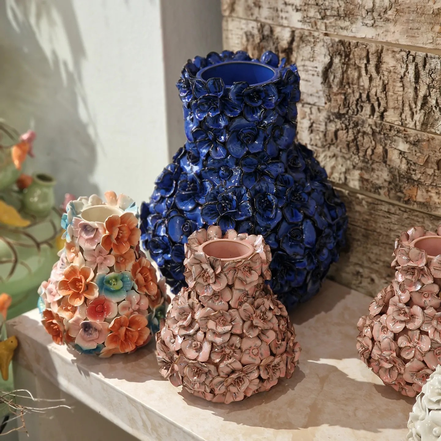 ○○○○○○ DES POTS ○○○○○○ Neu und exklusiv nur bei uns erhältlich! Lange haben wir daraufhin gearbeitet, diese wundervollen Vasen bei uns endlich ausstellen zu dürfen. Diese handgefertigte Keramik wird