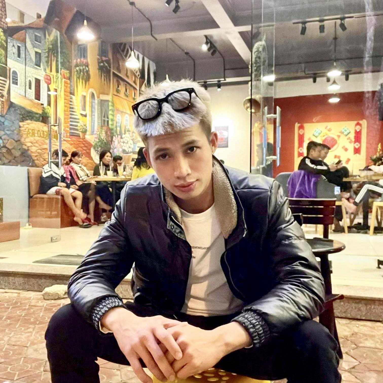 Quần thì rách đít dép thì đứt quai. Nghĩ về tương lai tuôn hai hàng lệ ...