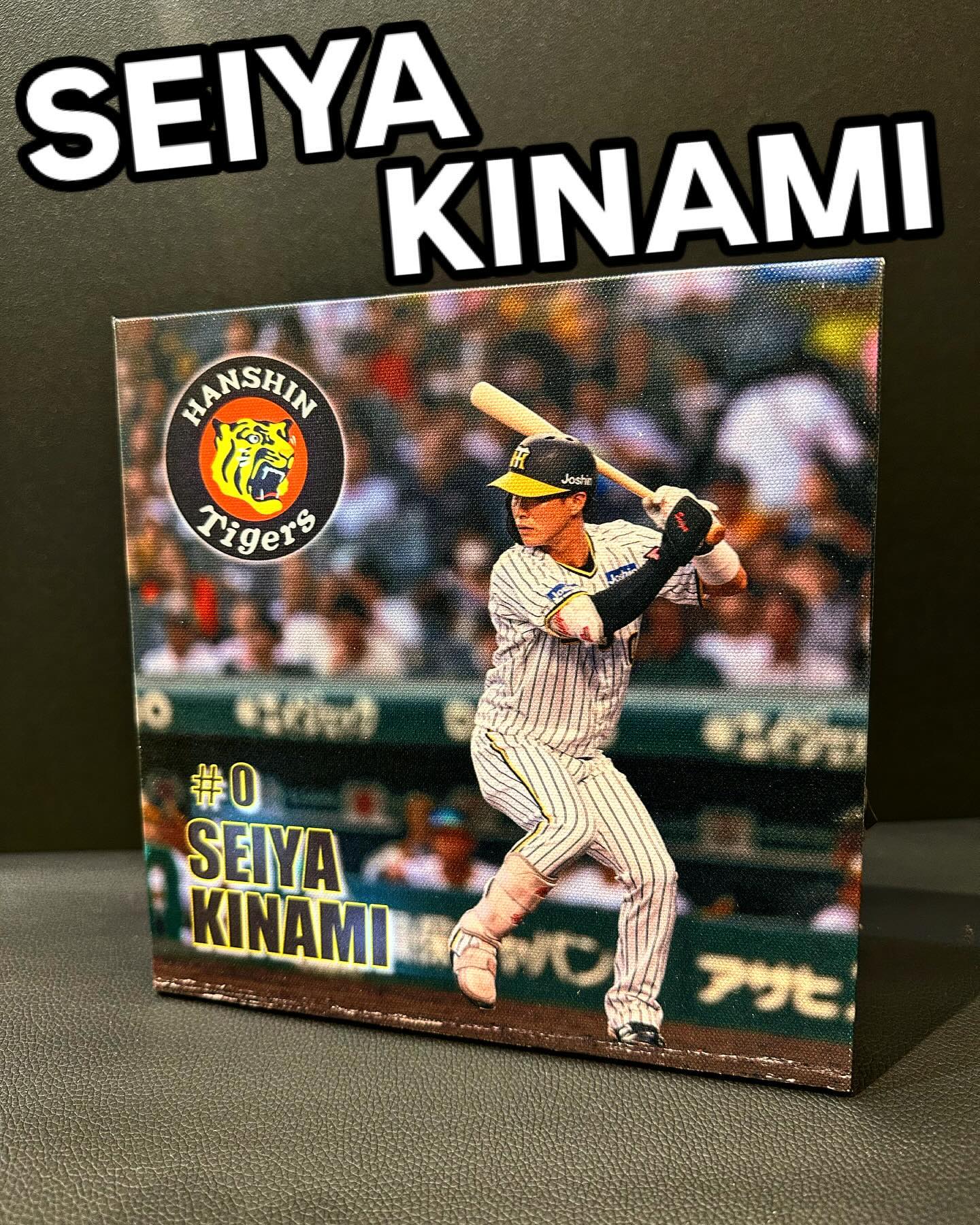ピカ✨と光る‼️大好きな選手のバッティングフォームがキャンバスに 