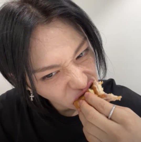 felix eating angrily 😠 hyunjin eating... - Stay Tweets Only