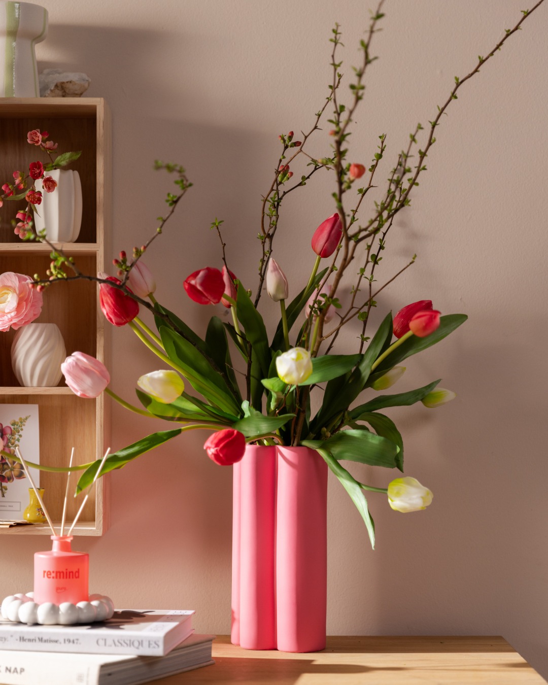 Kleine Details, große Wirkung! Die pinke Vase BLOCK ist ein echter Blickfang, der zusammen mit den immerblühenden Tulpen einen frischen Fartupfer setzt un die Vorfreude auf den Frühling weckt.🌷 Markiere jemanden, der