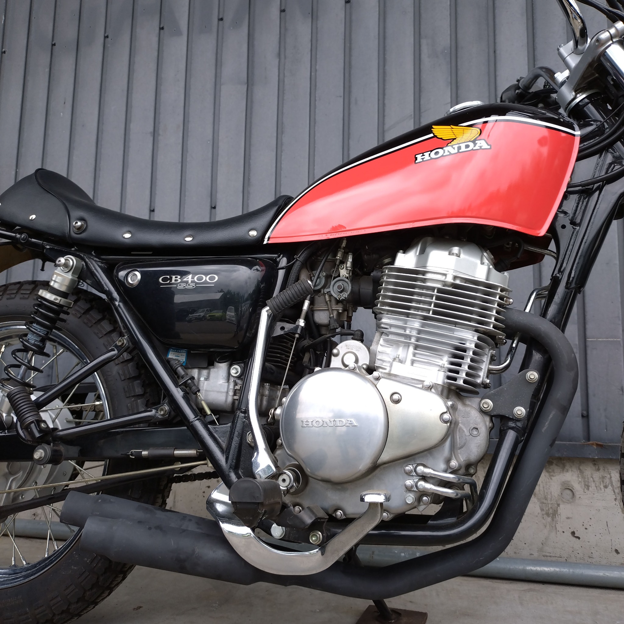 ダートラ感を増すために右2本出しのマフラーに変更。 #cb400ss #cb250