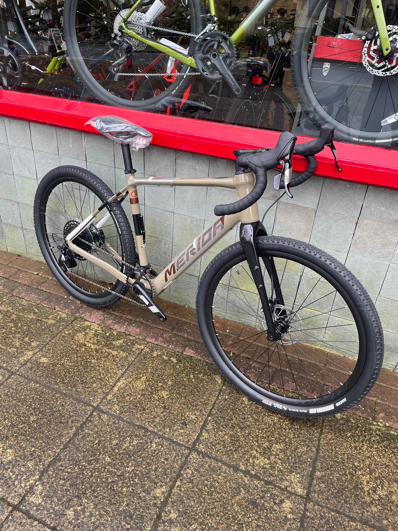 cube mountainbike damen 27 5 zoll Aim Race 27,5 traits_Dark Tint WoWS: The return of variants:vintro_strap_black_pink_vasbp2/vintro_frame_ef_white_hvu03106/vintro_lens_green_mirror_vagn3