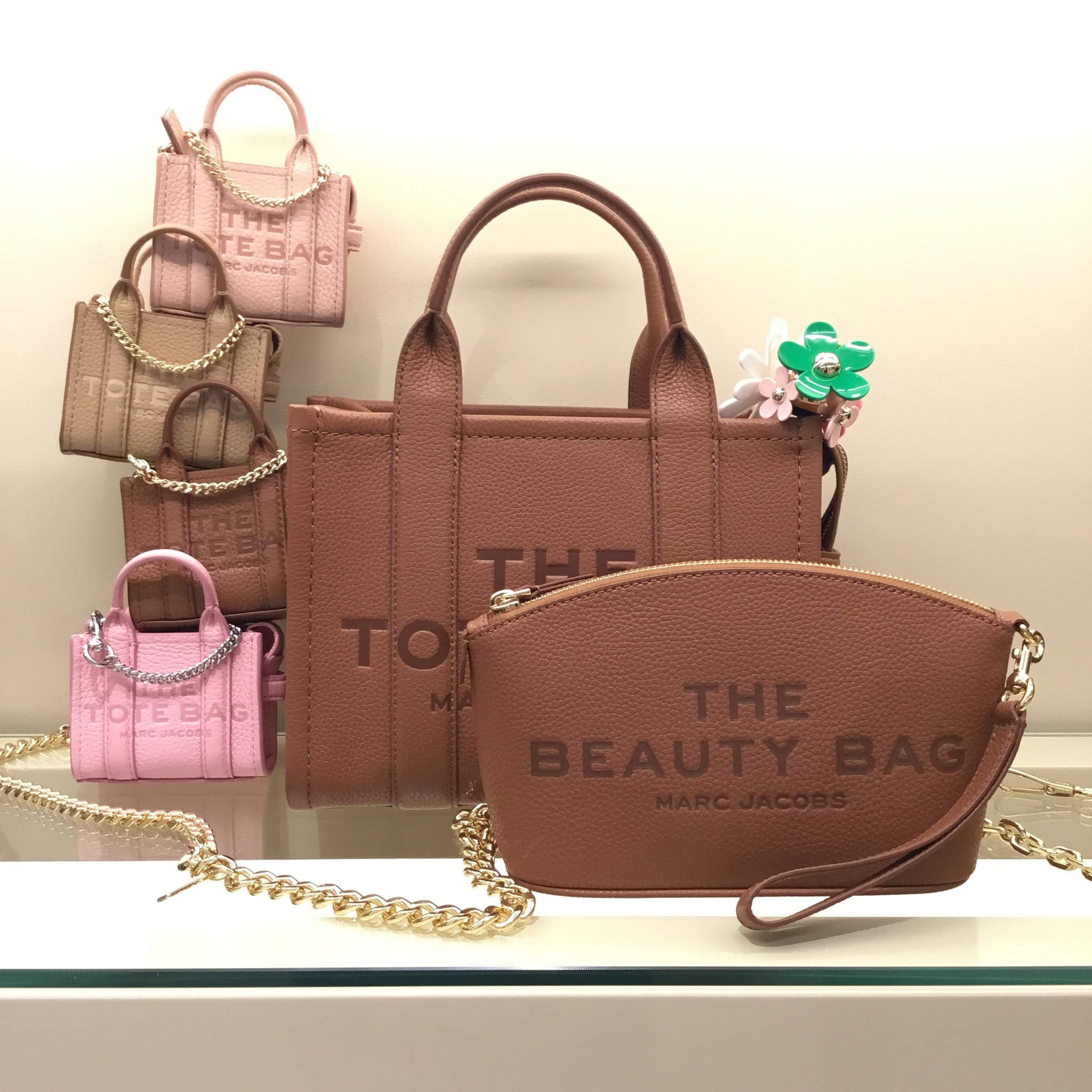 マークジェイコブス＞THE BEAUTY BAG THE TOTE BAGのシリーズから