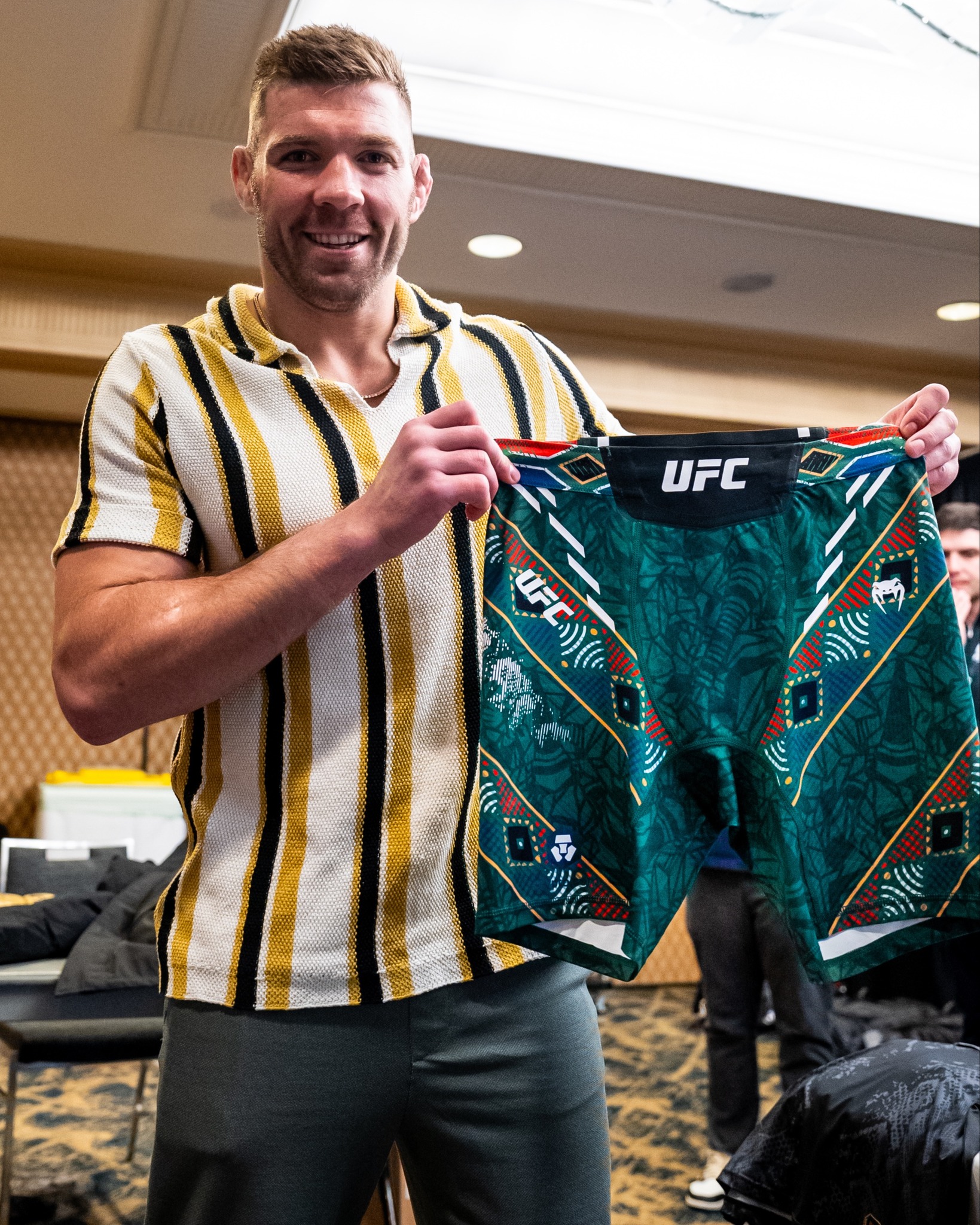 UFC - Toques únicos para campeón 🇿🇦 y retador ⚡️ #UFC305...