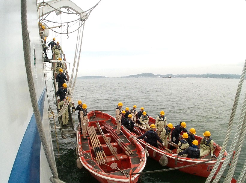海技教育機構 - VHF通報 東京湾錨泊情報を海岸局に通報する実習生。シンガポールからの航海に一区切りをつける通報を聞いて、船橋内がホッとした ...