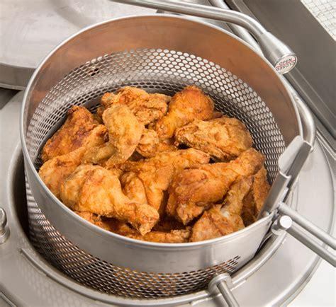 What is the difference between broasted and fried chicken?