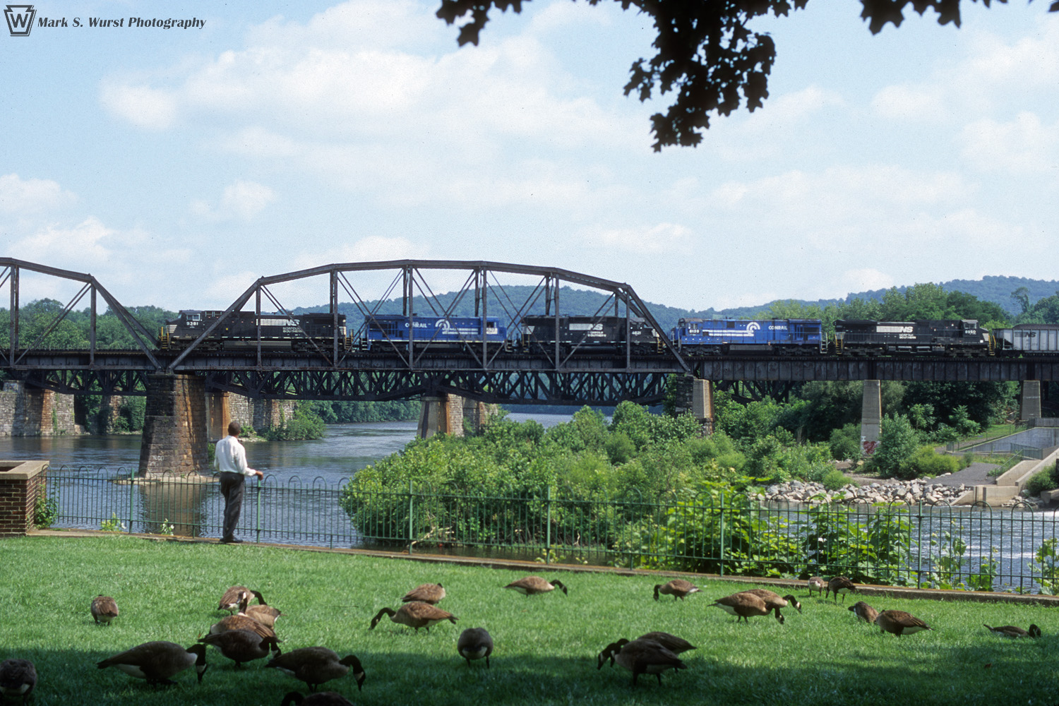 MSW - NS train 508 crossing over the Delaware River from Easton PA to ...