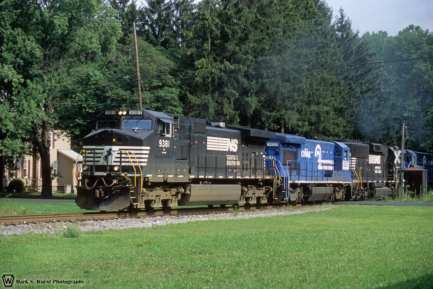MSW - NS train 508 passes through Flicksville, PA on July 28, 2000 ...
