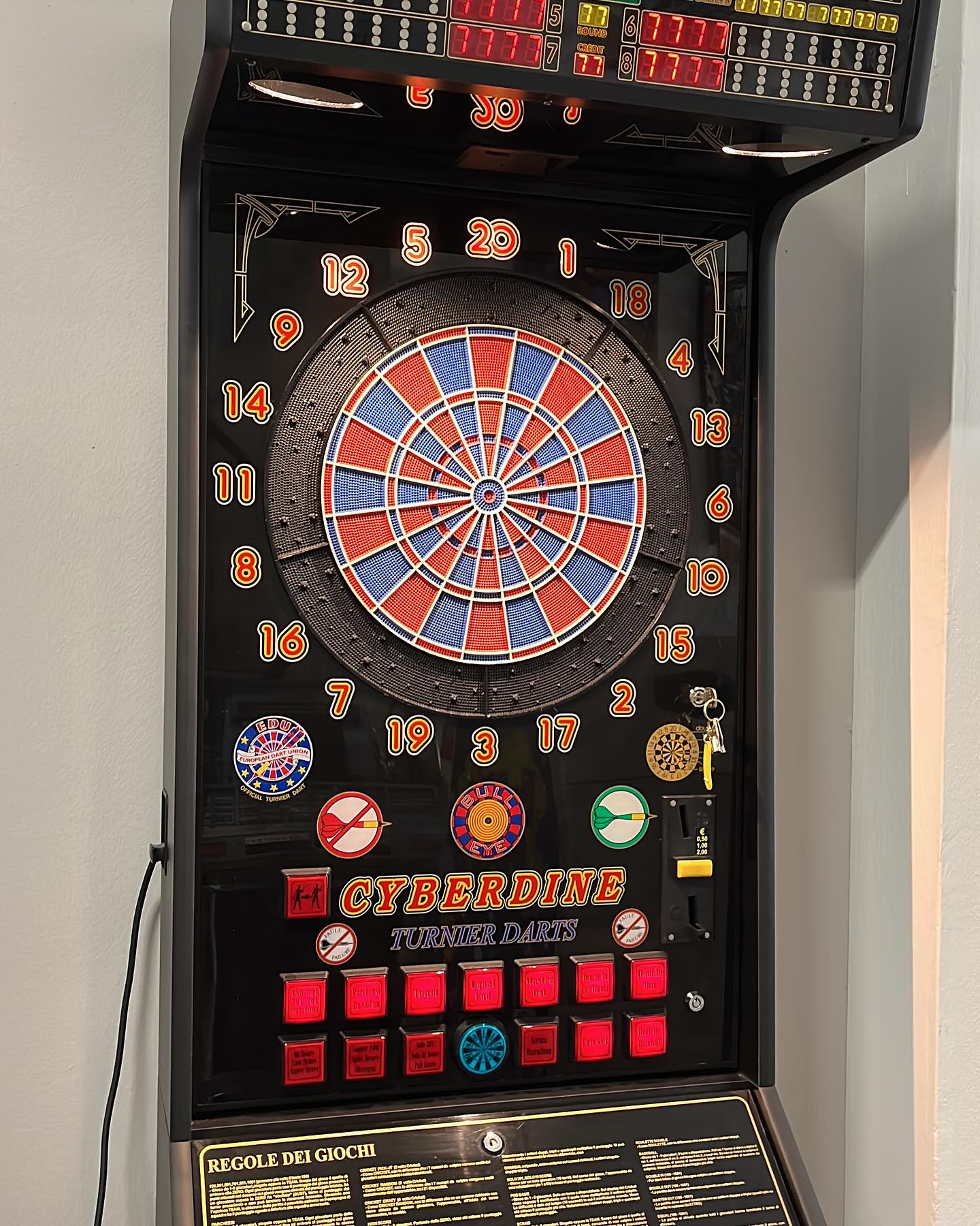 Bersaglio Elettronico Con Cabina E 21 Giochi – 6 Dardi Inclusi, Per Divertimento Da 1 A 8 Giocatori!