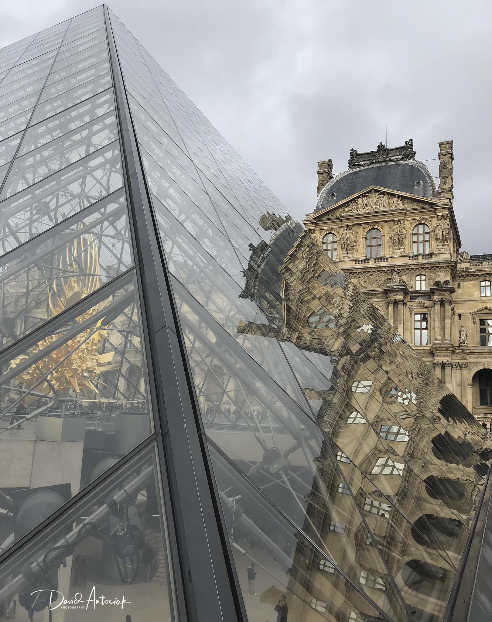 壁360ピール&スティック壁壁画: The Louvre Pyramid BW 84 in x 28 in