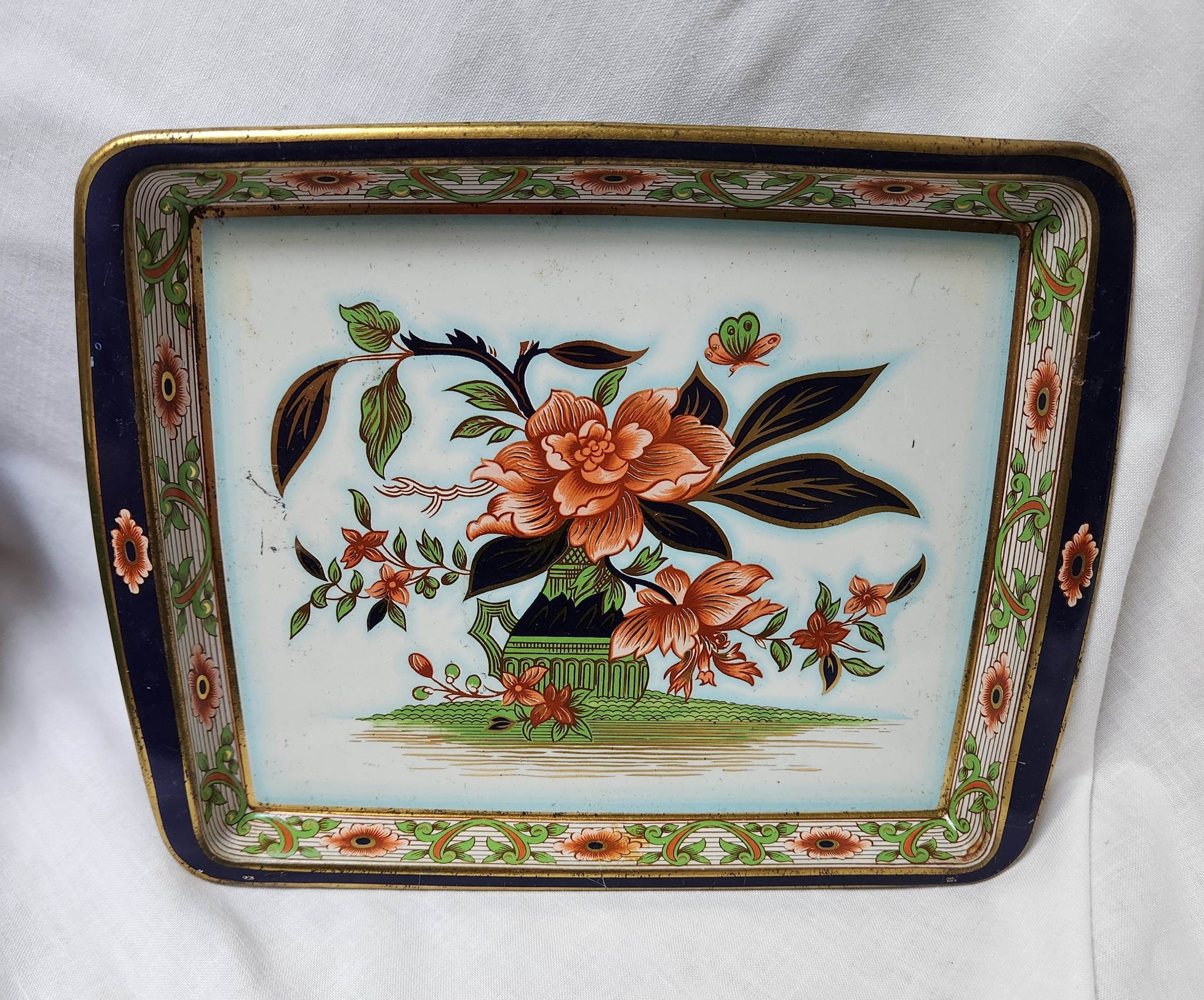 Daher Decorated Ware tins were produced by Daher Company, which 