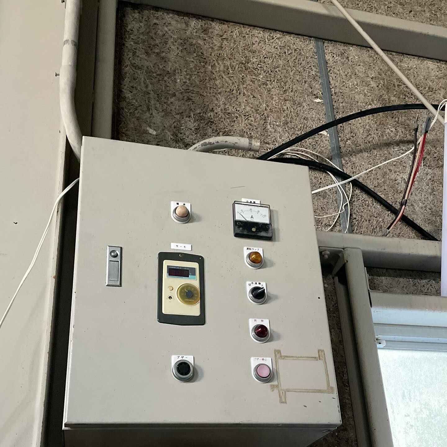 通常業務の合間に電気工事です。 古いプレハブ冷蔵庫の制御盤の中身を 