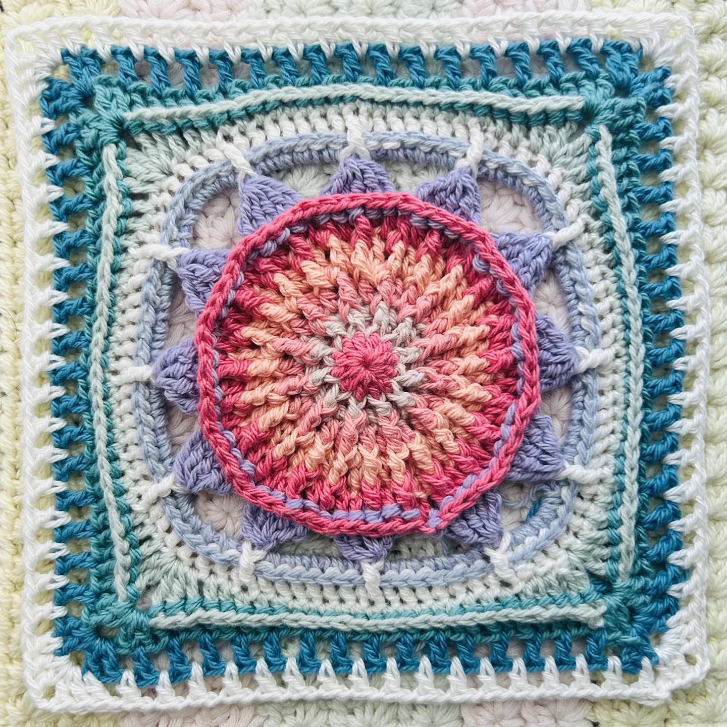 Crochet - 昨年夏に公開した「ソフィーズ・ユニバースの本」の紹介を