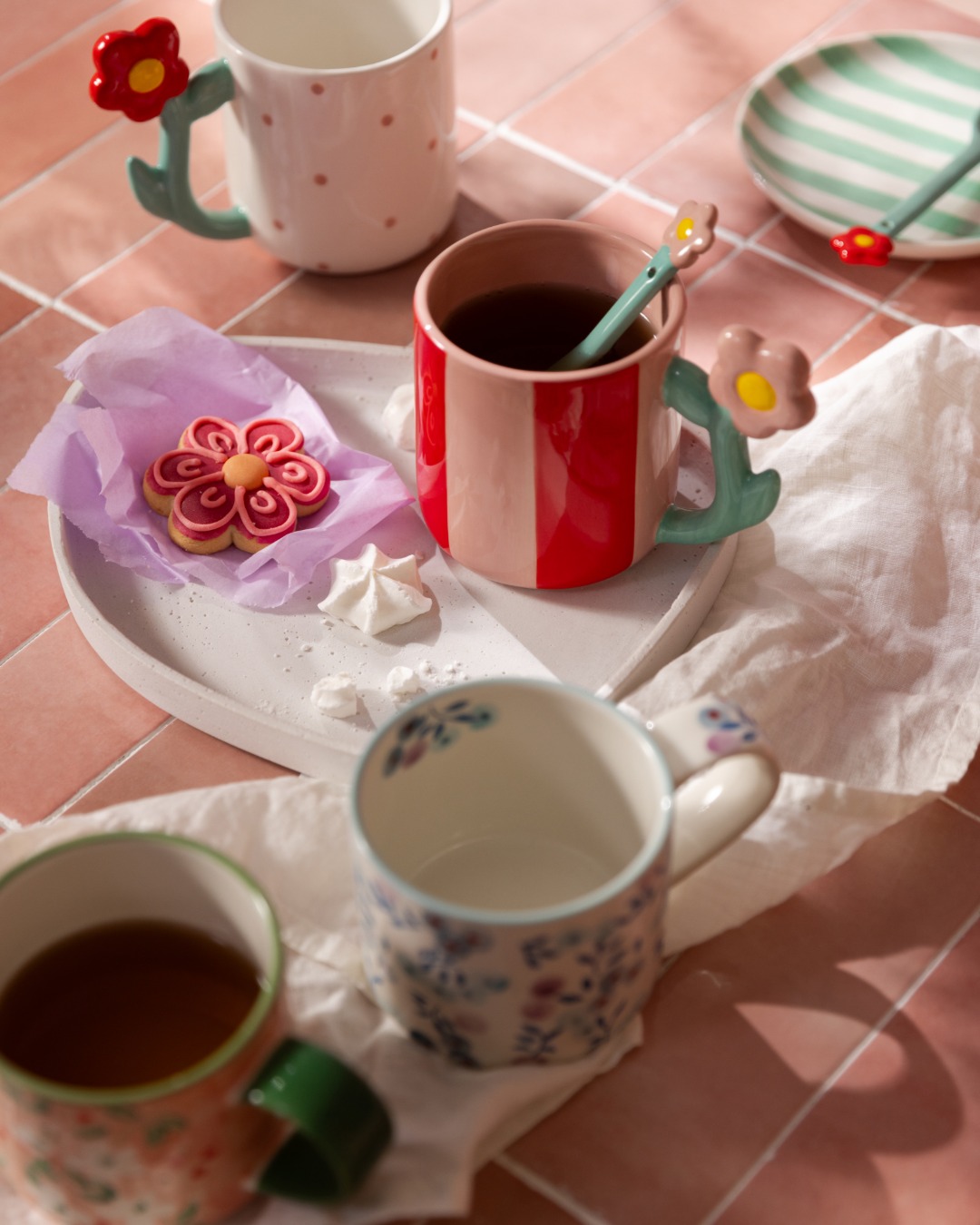 Tassen im frischen Frühlingslook – mit Streifen, Blumen und ganz viel Farbe. Egal, ob beim Frühstück auf dem Balkon oder beim entspannten Nachmittagskaffee, diese Tassen bringen gute Laune.☕🌸 Tee, Ka