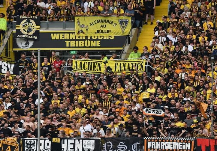 Alemannia-Fans feiern den Aufstieg mit einem Platzsturm | Aachener Zeitung