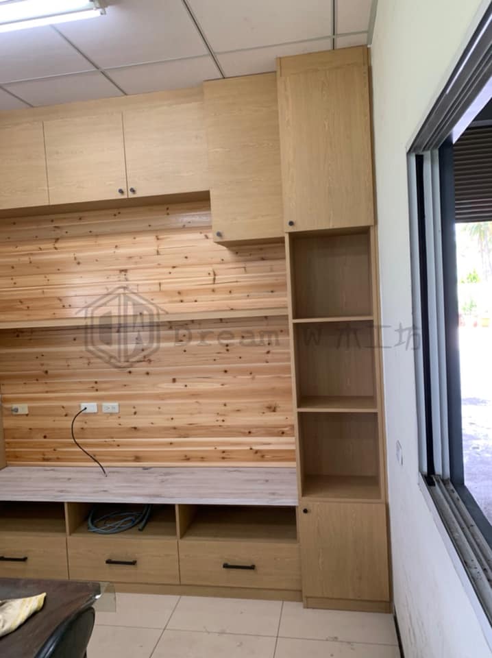 電視牆 電視櫃 牆面使用日衫企口板 櫃子的部份使用柚木貼皮製作 栐宏室內裝修統包工程 Dream W木工坊