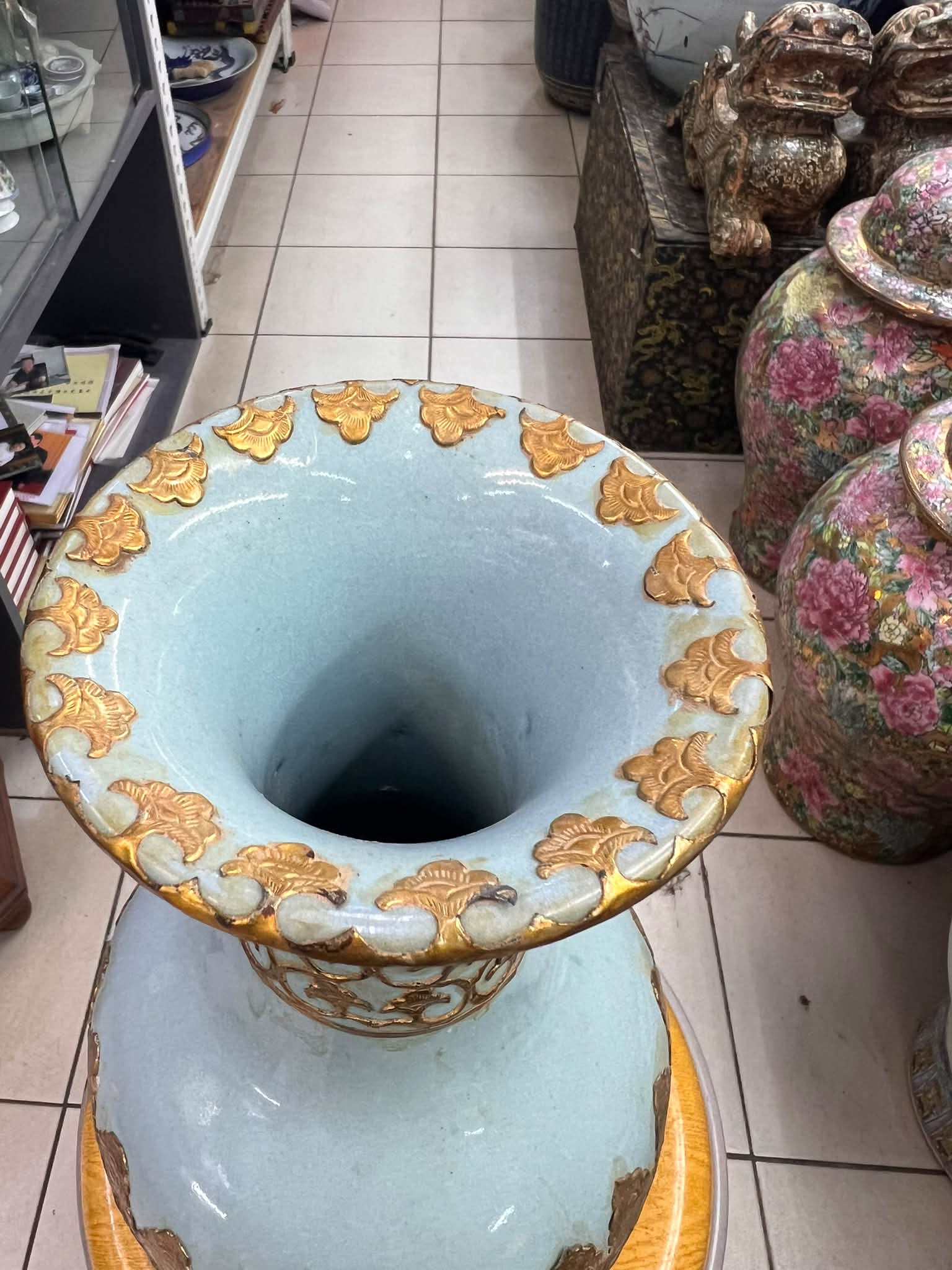 👉青釉铜缠枝纹花瓶RM258 看图片