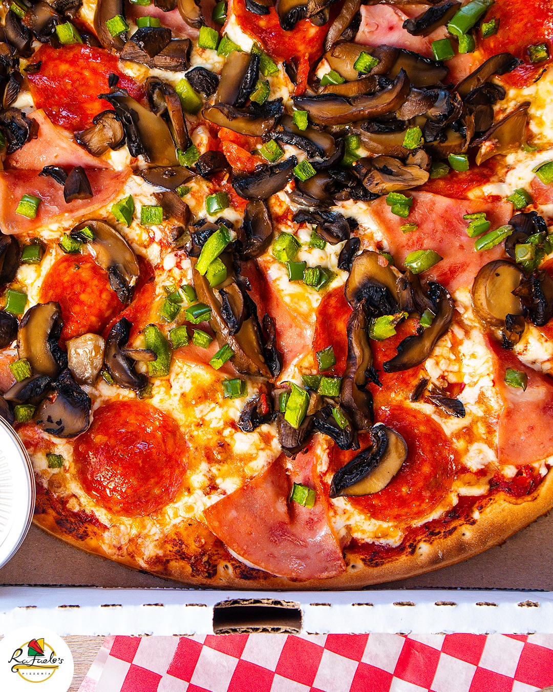 Rafaelos - La pizza que lo tiene TODO Nuestra Deluxe está lista para ...
