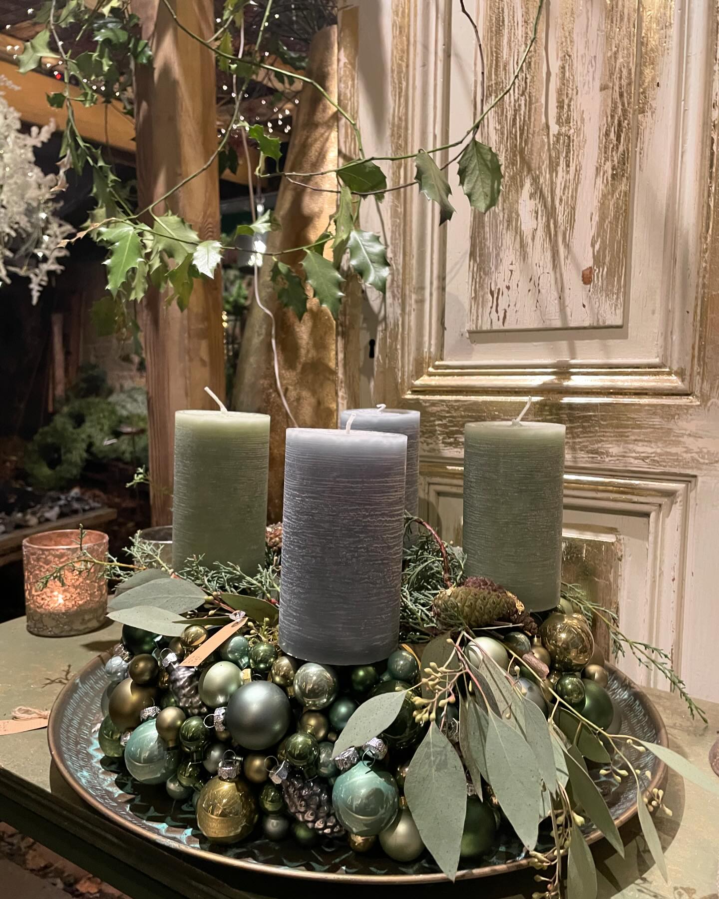 Edel und glänzend..trotzdem zurückhaltend in der Farbigkeit. Eine modern elegante Interpretation des Advent. #advent #cosyhome #luxuryhome #luxury #impression #xmas #masterflorist #xmasdecor #advents