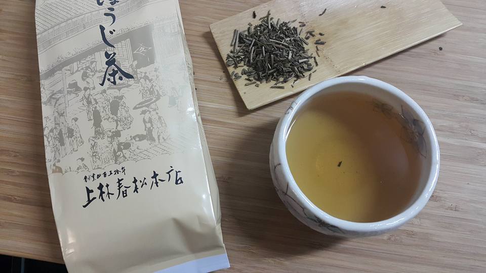 日本抹茶 甜點 漂流抹茶海 沉溺甜點鄉 京都 上林春松本店 烘焙茶這款烘焙茶來自上林春松今年一月的福袋 雖然也是貪圖便宜六種茶5千日幣品質中等或許是喝了伊藤久右衛門的寶香烘焙茶覺得這款少了些濃厚烘焙感雖然雅致卻不免平淡好吧是我太挑了上林春松或許強的還是在