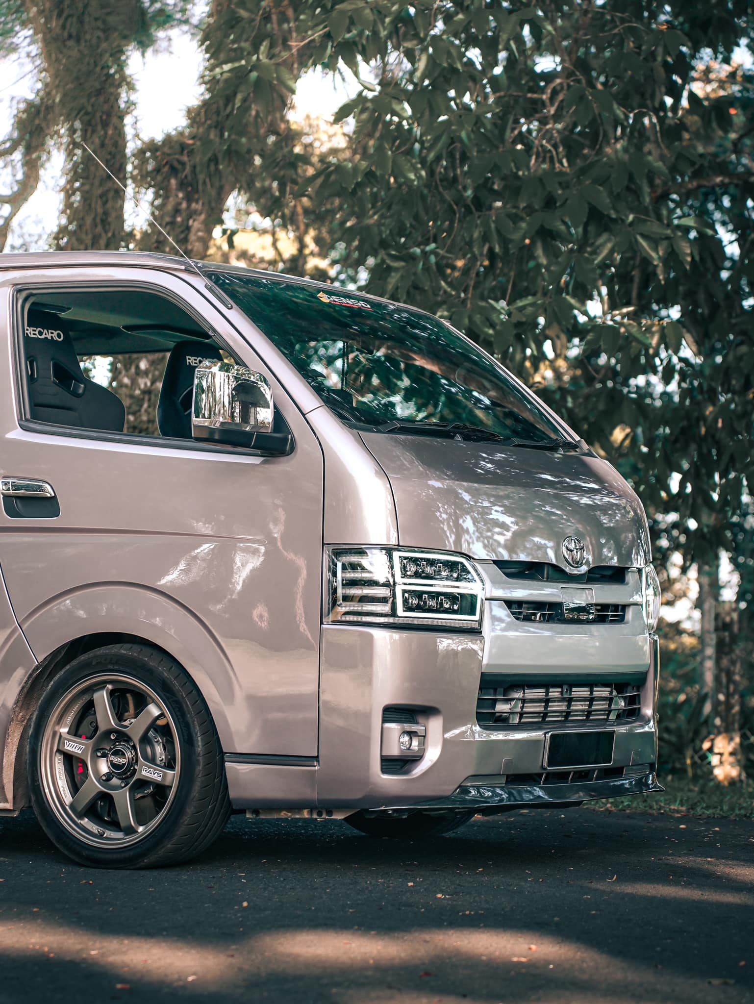 Toyota Hiace KDH200 fit a pair of Recaro SR-7F Series KK100 black