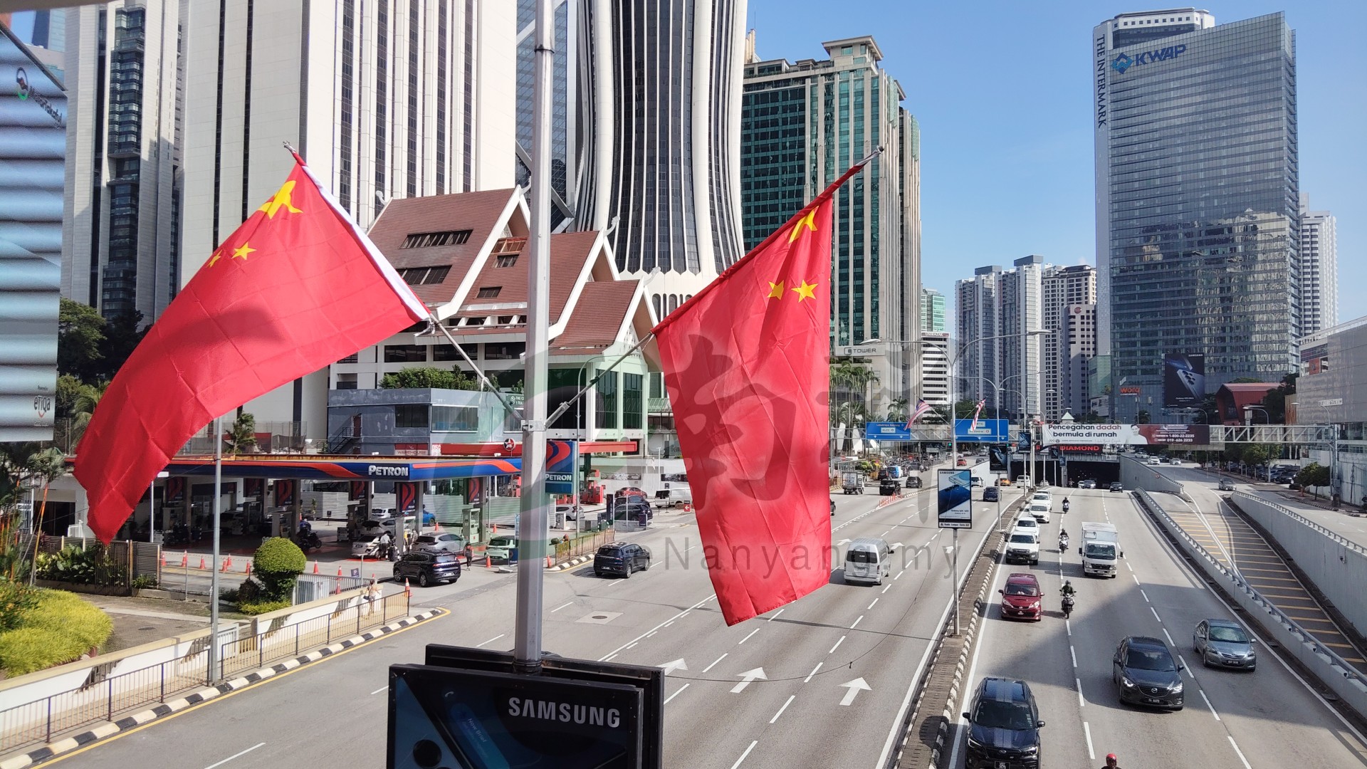 南洋商报 - 【五星红旗飘扬欢迎习近平】 为迎接中国国家主席习近平于15日至17日对大马展开国事访问，布城及吉隆坡主要道路，已可看见五星红旗 ...
