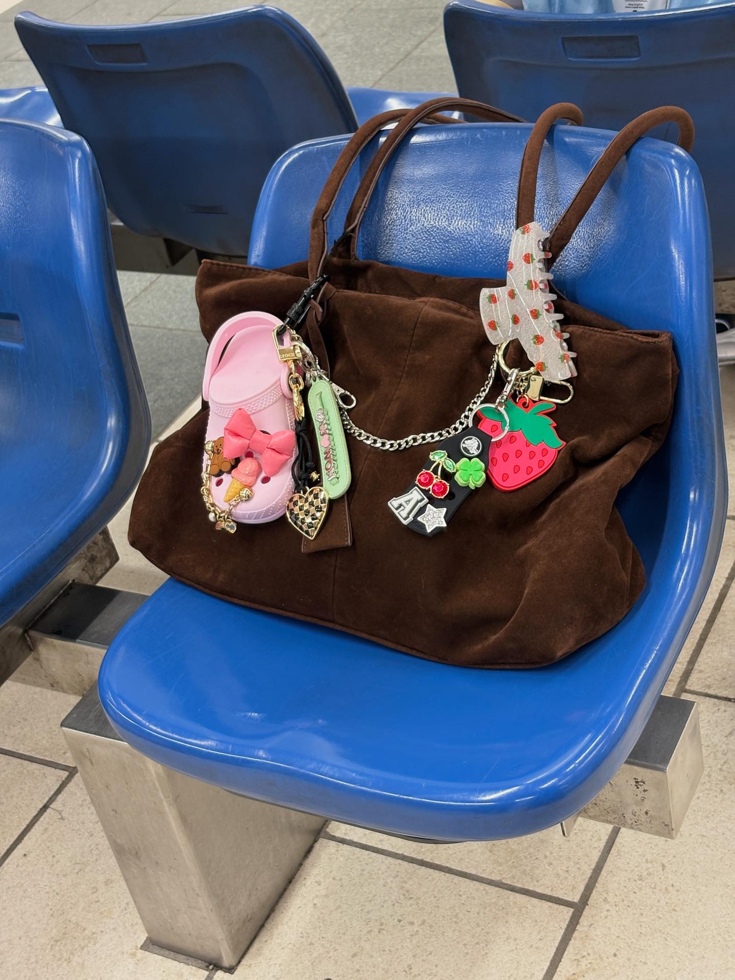 🎀ミニクロックスが、ついにポーチになって登場✨ ジビッツでデコって