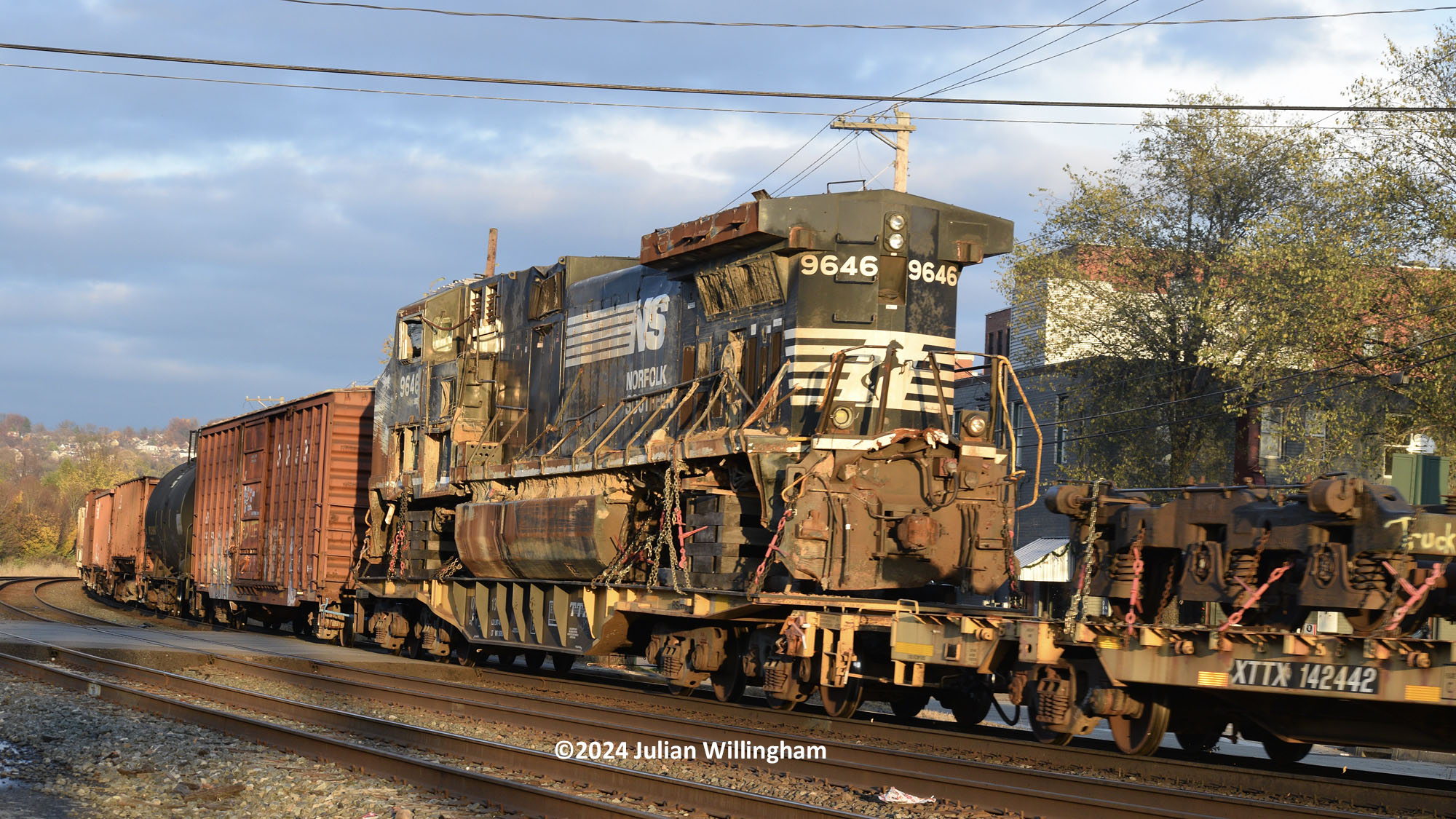 Wrecked NS AC44C6M 4690 recently arrived at the NS Juniata Shops