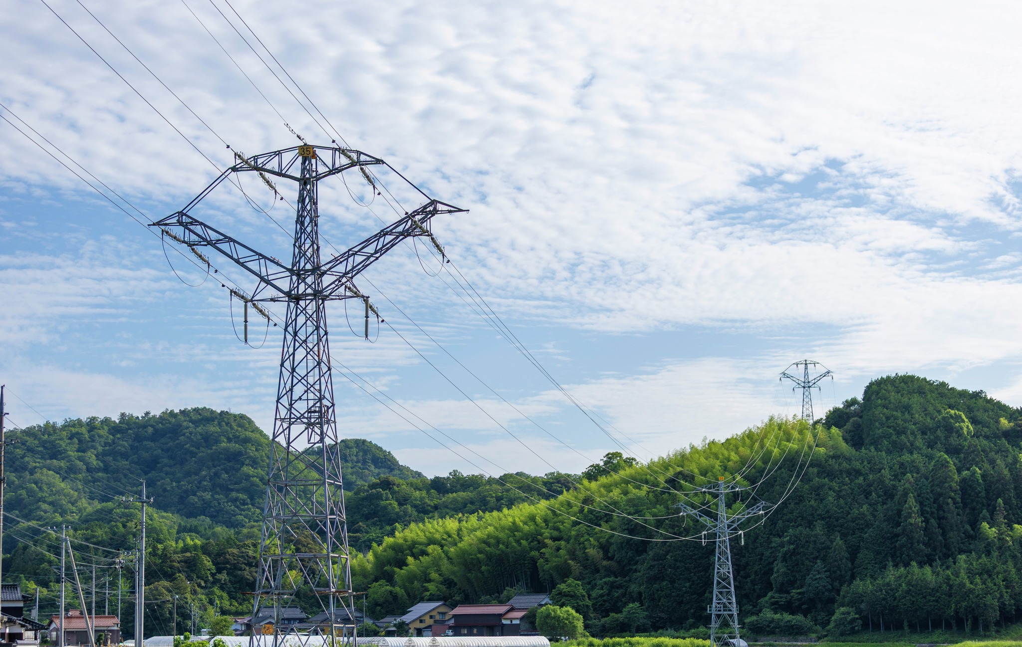 鉄塔が飛ぶ 空に向かってエールを送る昭和のレジェンド／ こんにちは！ 中国電力